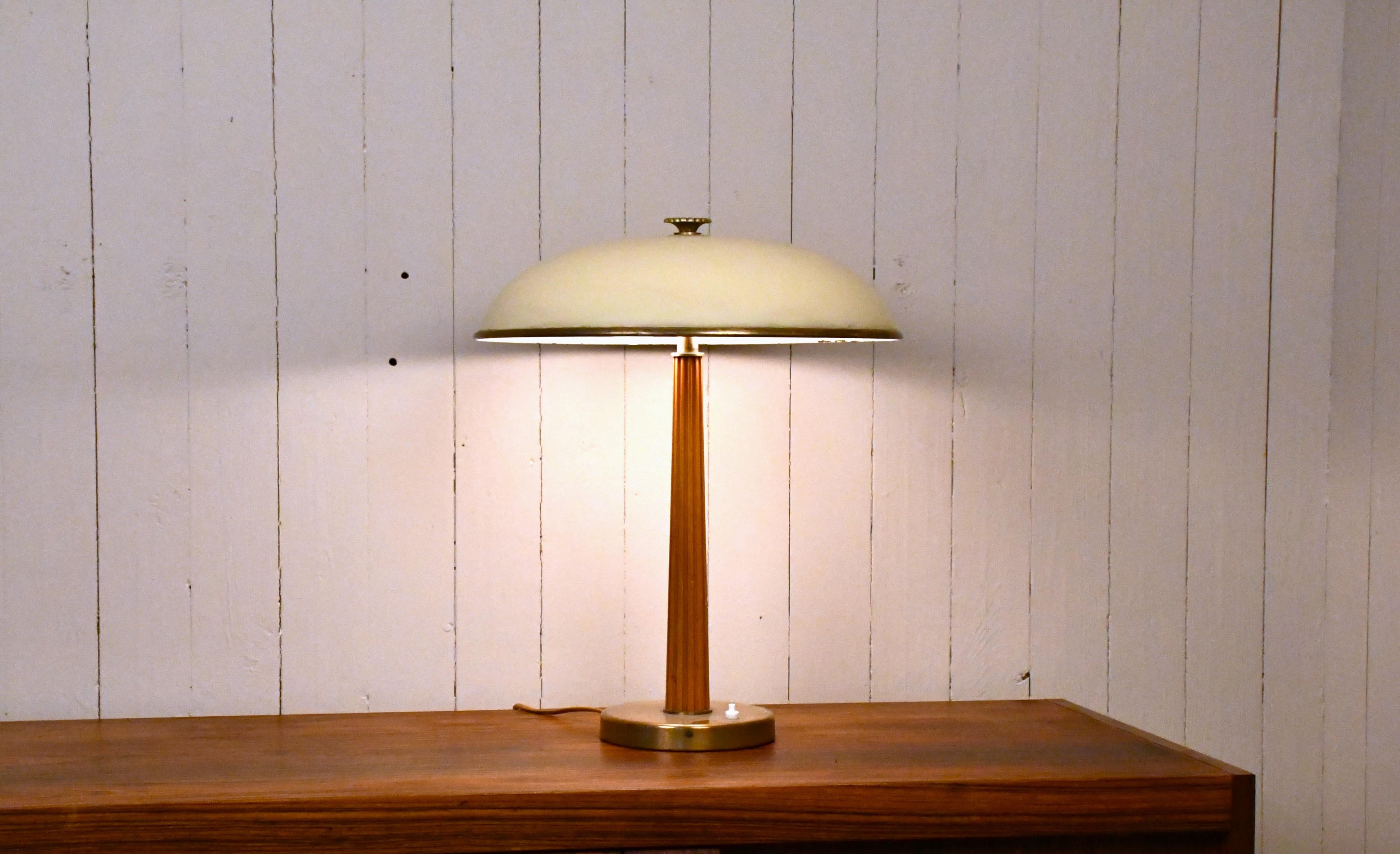 Lámpara de mesa sueca moderna de latón y roble de Erik Tidstrand para Nordiska Kompaniet mediados del siglo XX en venta