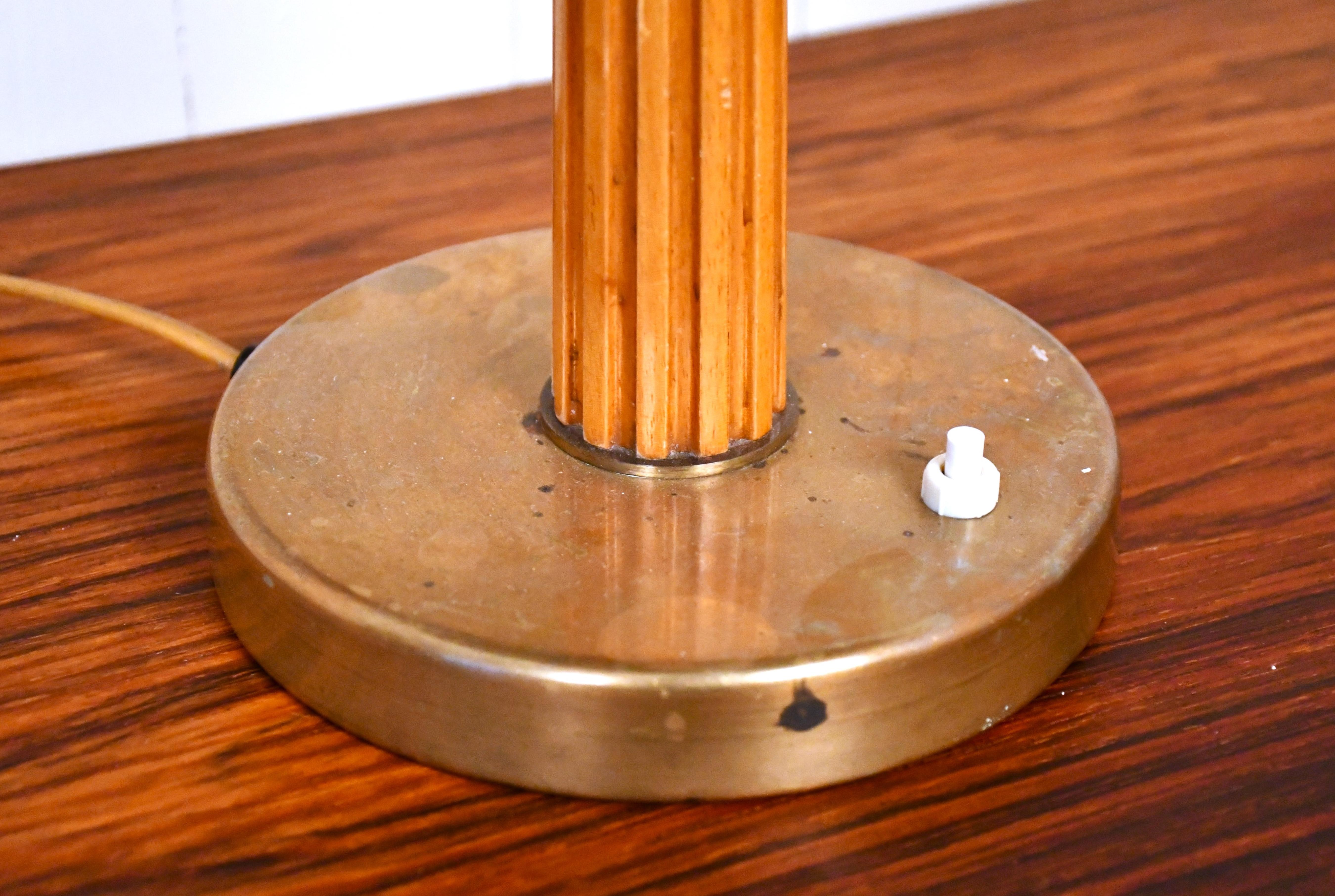 Lámpara de mesa sueca moderna de latón y roble de Erik Tidstrand para Nordiska Kompaniet Latón en venta