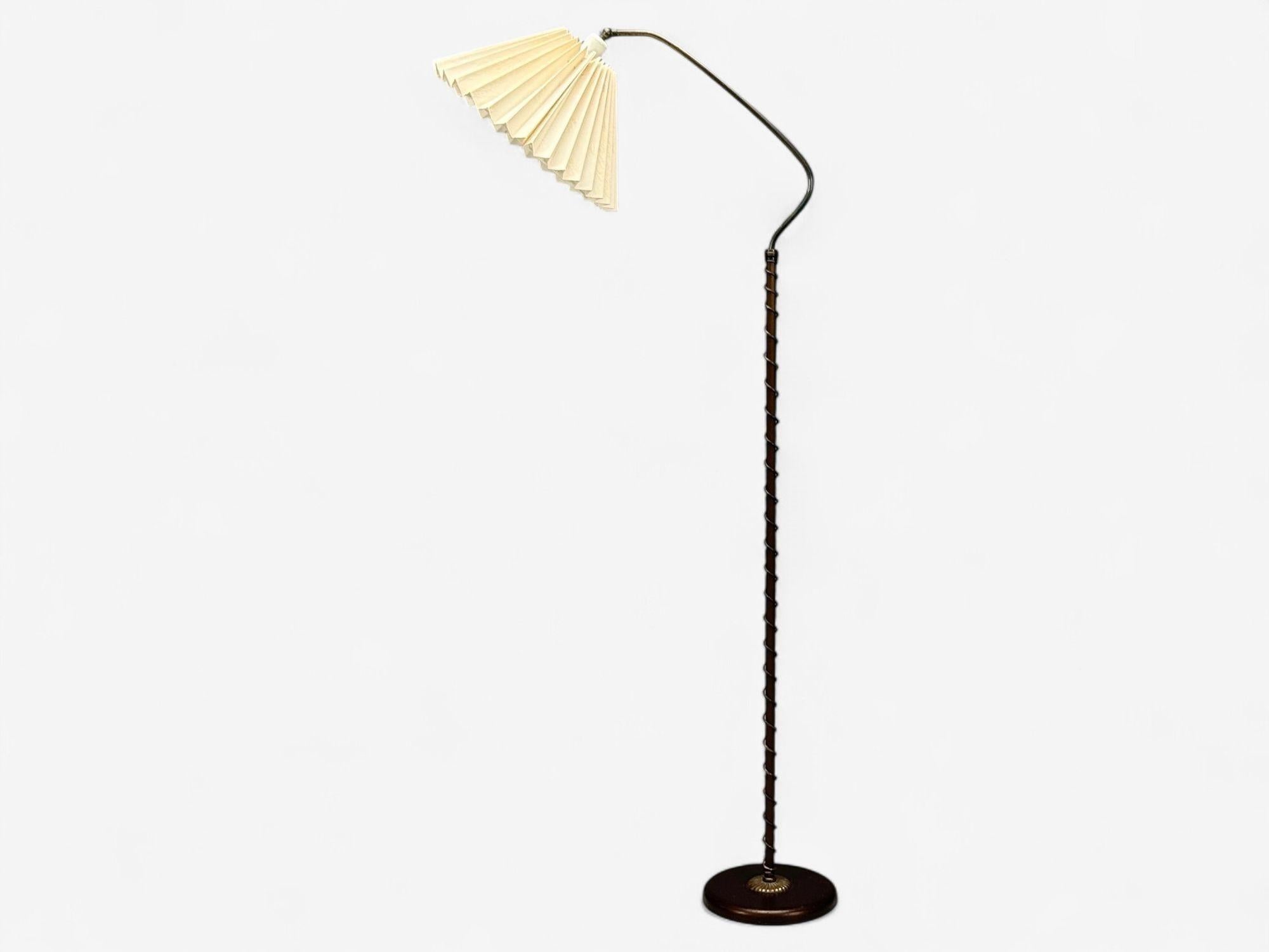 Mid-Century Modern Lampadaire moderne suédois, laiton, tissu, Suède, années 1950 en vente