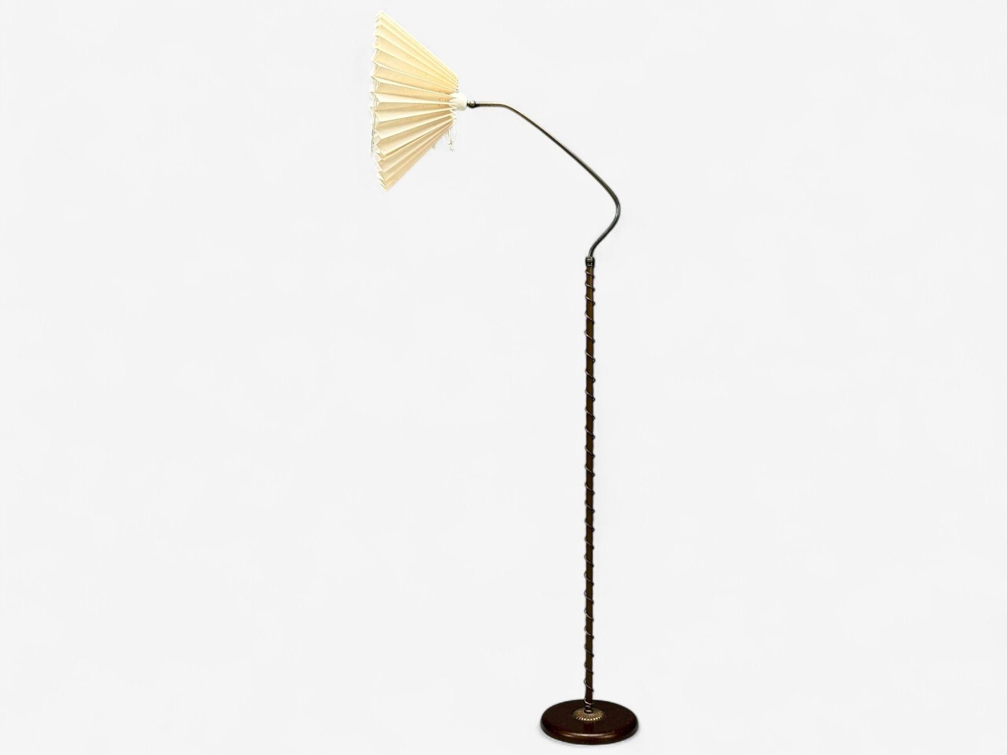 Suédois Lampadaire moderne suédois, laiton, tissu, Suède, années 1950 en vente