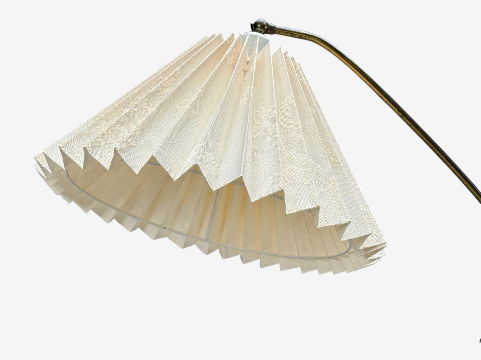 Lampadaire moderne suédois, laiton, tissu, Suède, années 1950 Bon état - En vente à Manhasset, NY