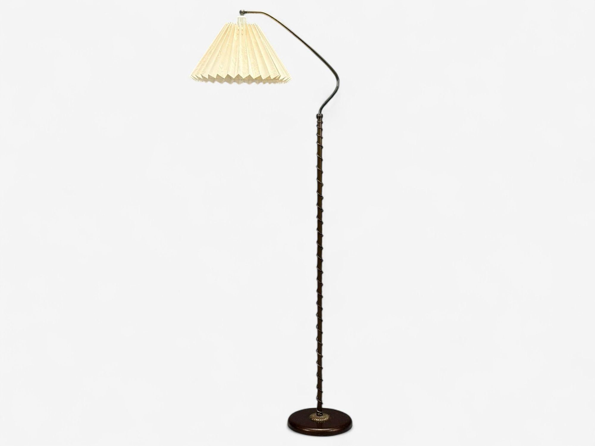 Lampadaire suédois moderne du milieu du siècle, laiton, tissu, Suède, années 1950

Lampadaire en laiton de forme organique conçu et produit en Scandinavie au milieu du 20e siècle. Ce modèle présente une structure en laiton unique et un abat-jour en