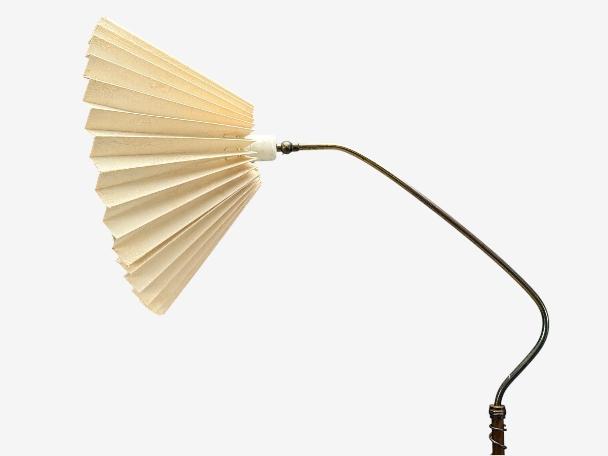 Laiton Lampadaire moderne suédois, laiton, tissu, Suède, années 1950 en vente
