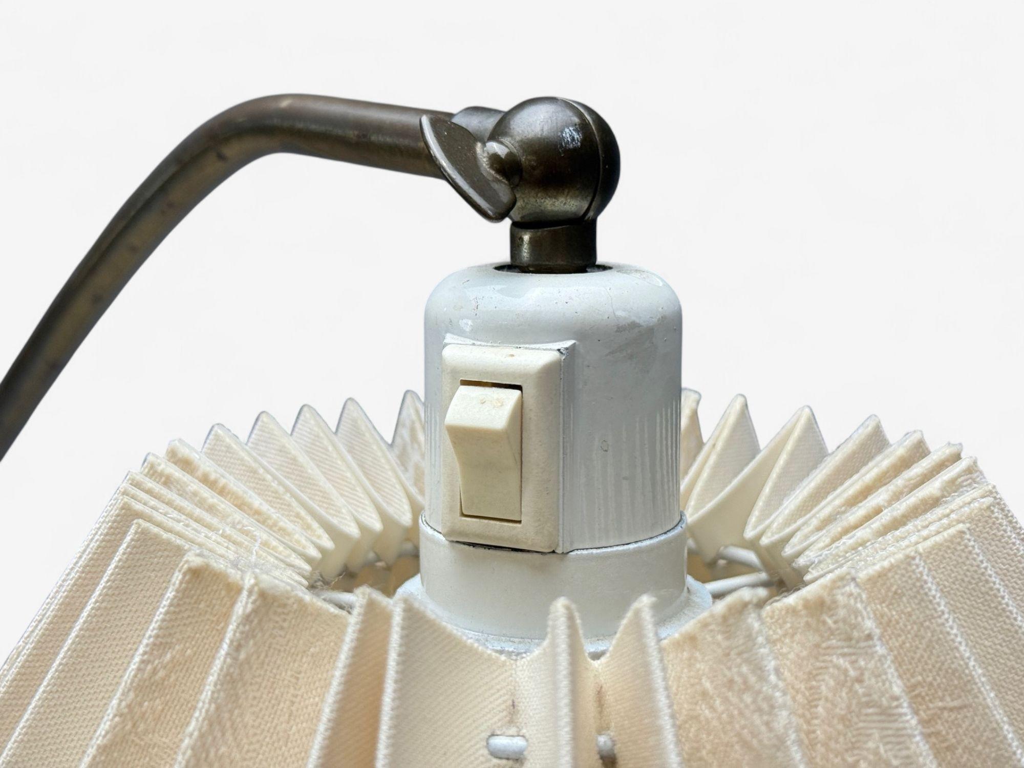 Lampadaire moderne suédois, laiton, tissu, Suède, années 1950 en vente 1