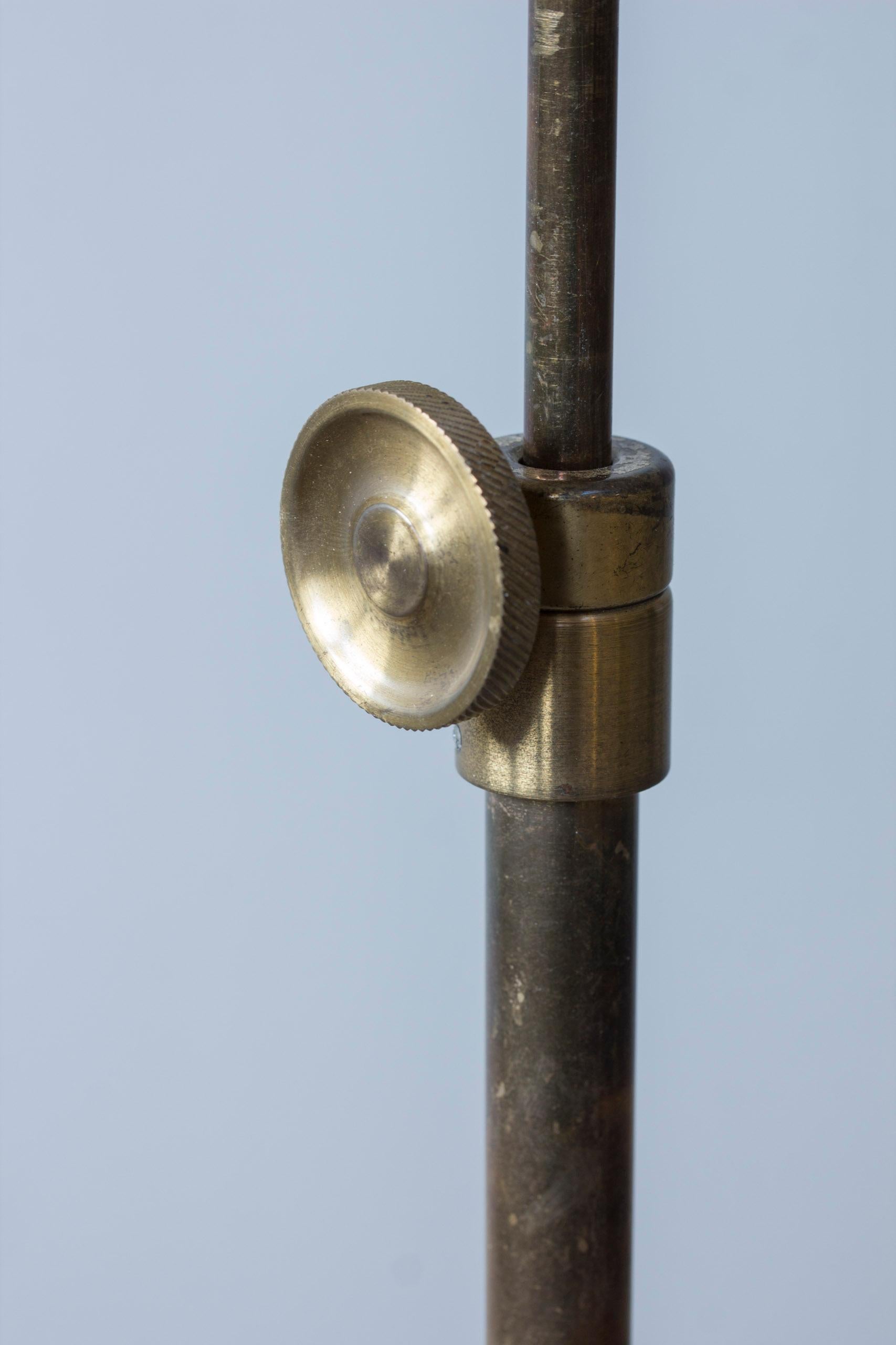Lampadaire moderne suédois en laiton A 5328 par ASEA Belysning en vente 4