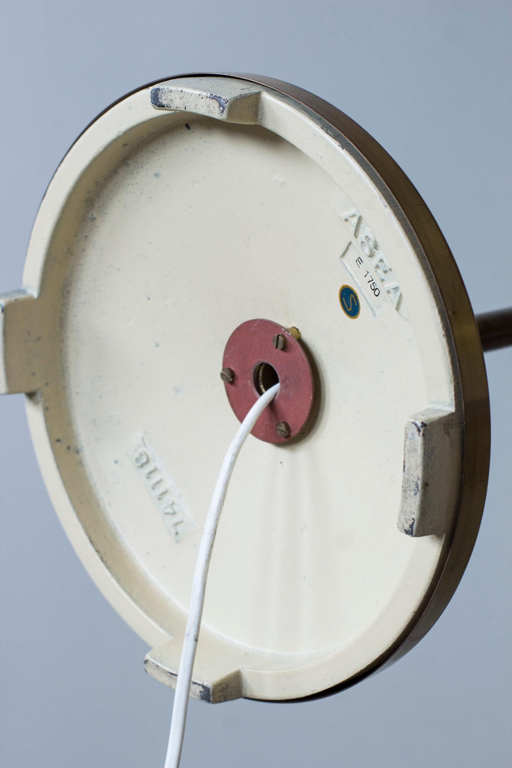 Lampadaire moderne suédois en laiton A 5328 par ASEA Belysning en vente 6