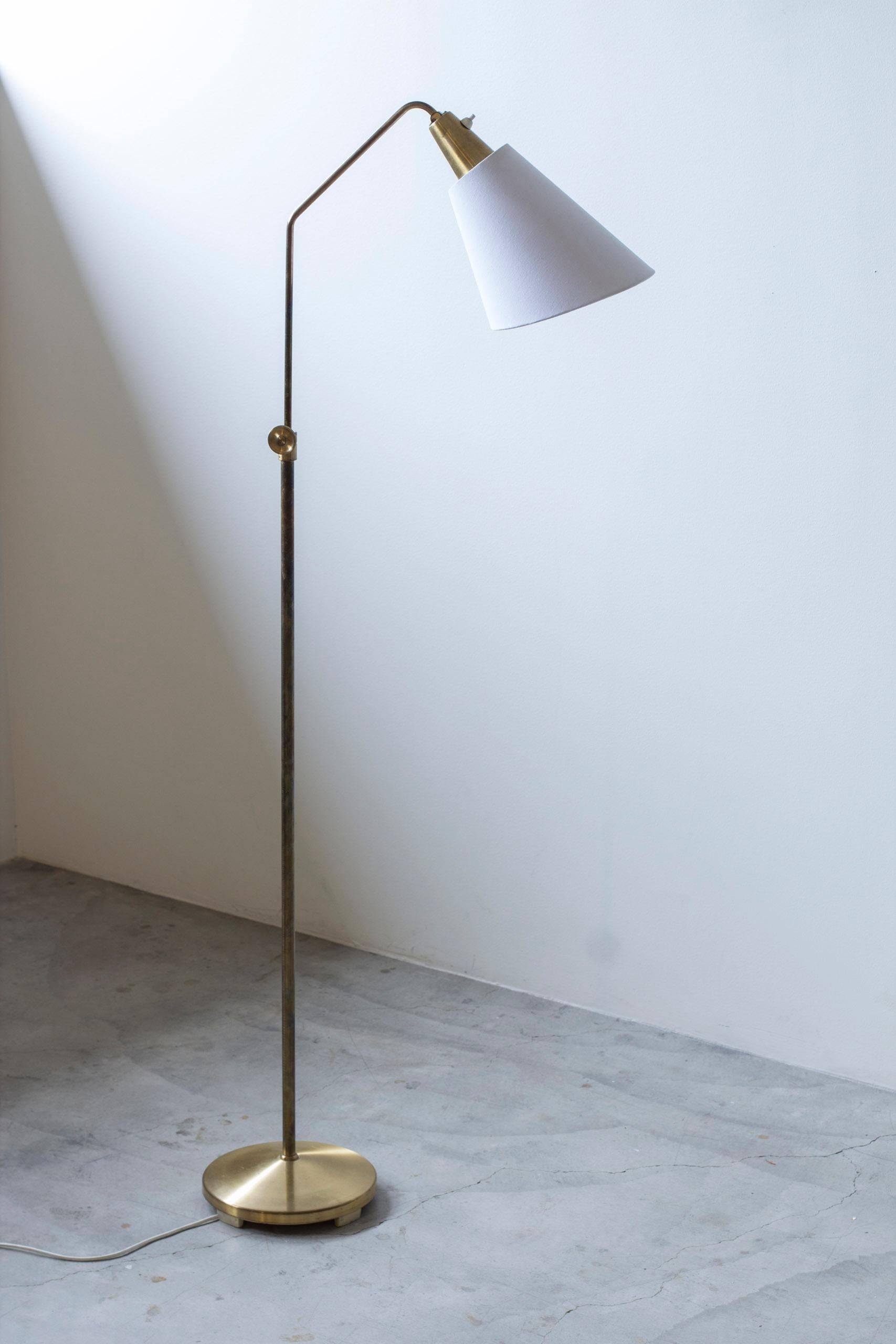 Lampadaire modèle A 5328 fabriqué par ASEA Belysning. Fabriqué en Suède dans les années 1940-50. Laiton massif avec abat-jour neuf en coton blanc. Interrupteur d'origine en état de marche. Réglable en hauteur et en angle. Très bon état vintage avec