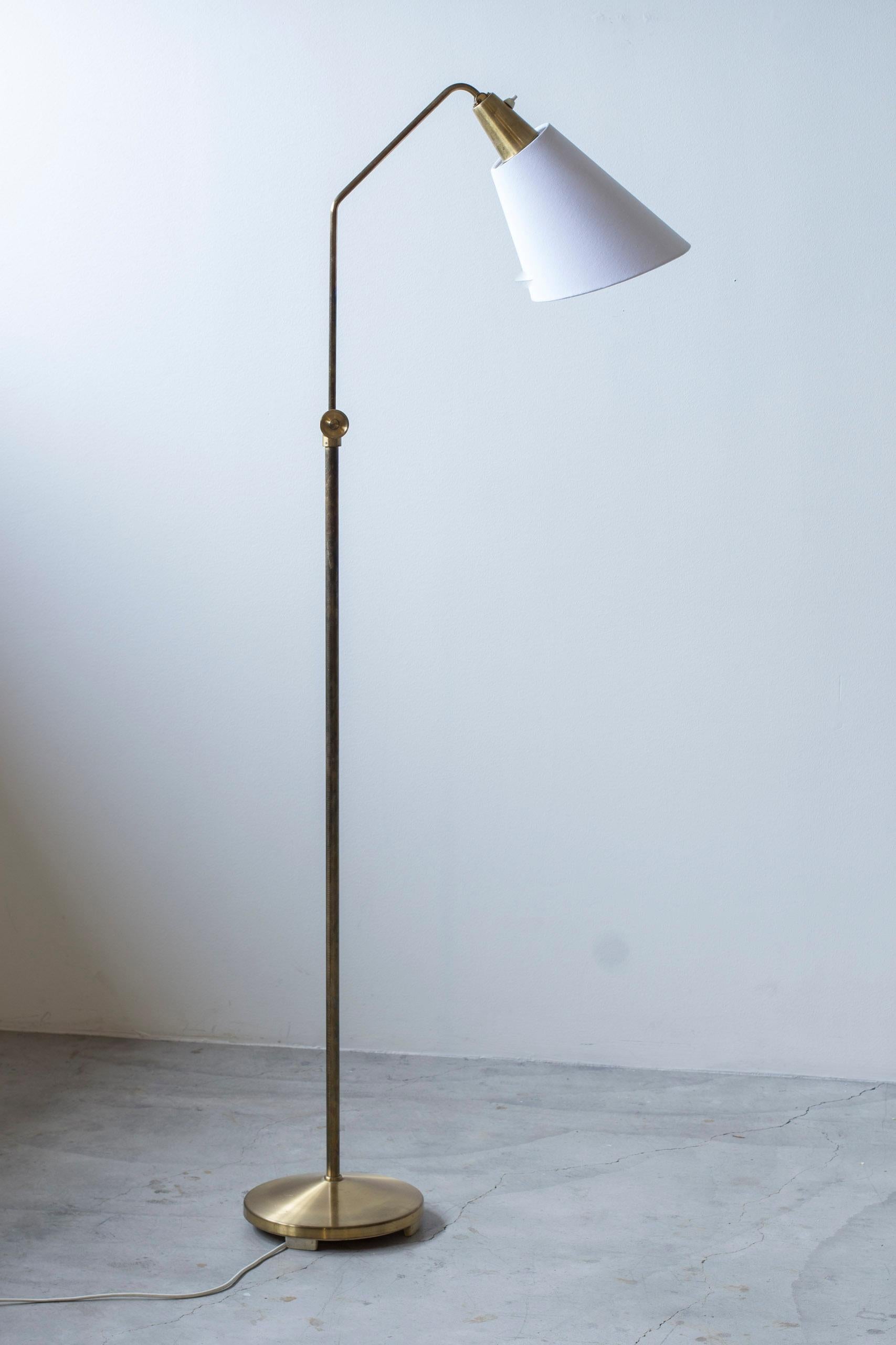 Scandinave moderne Lampadaire moderne suédois en laiton A 5328 par ASEA Belysning en vente