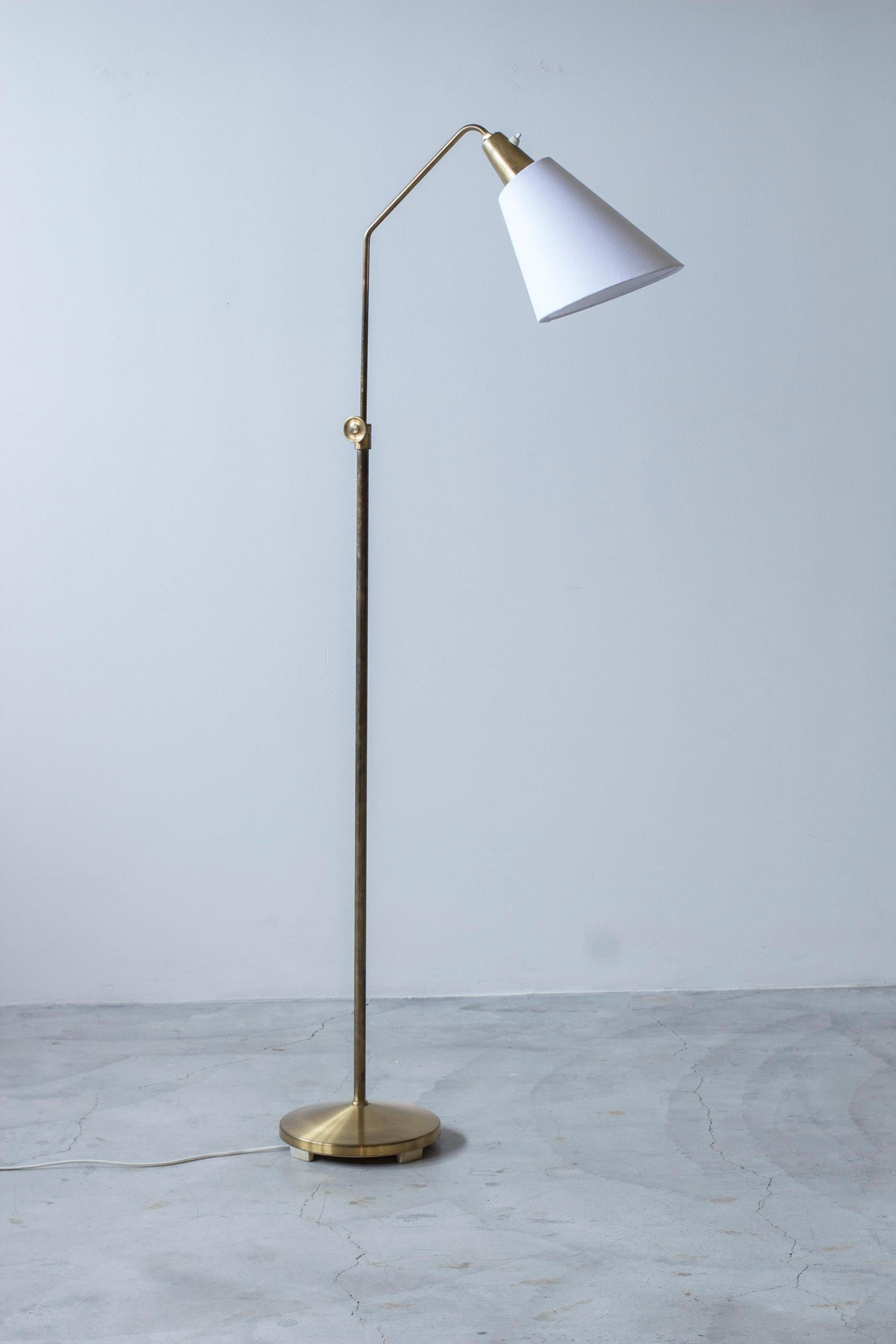 Suédois Lampadaire moderne suédois en laiton A 5328 par ASEA Belysning en vente