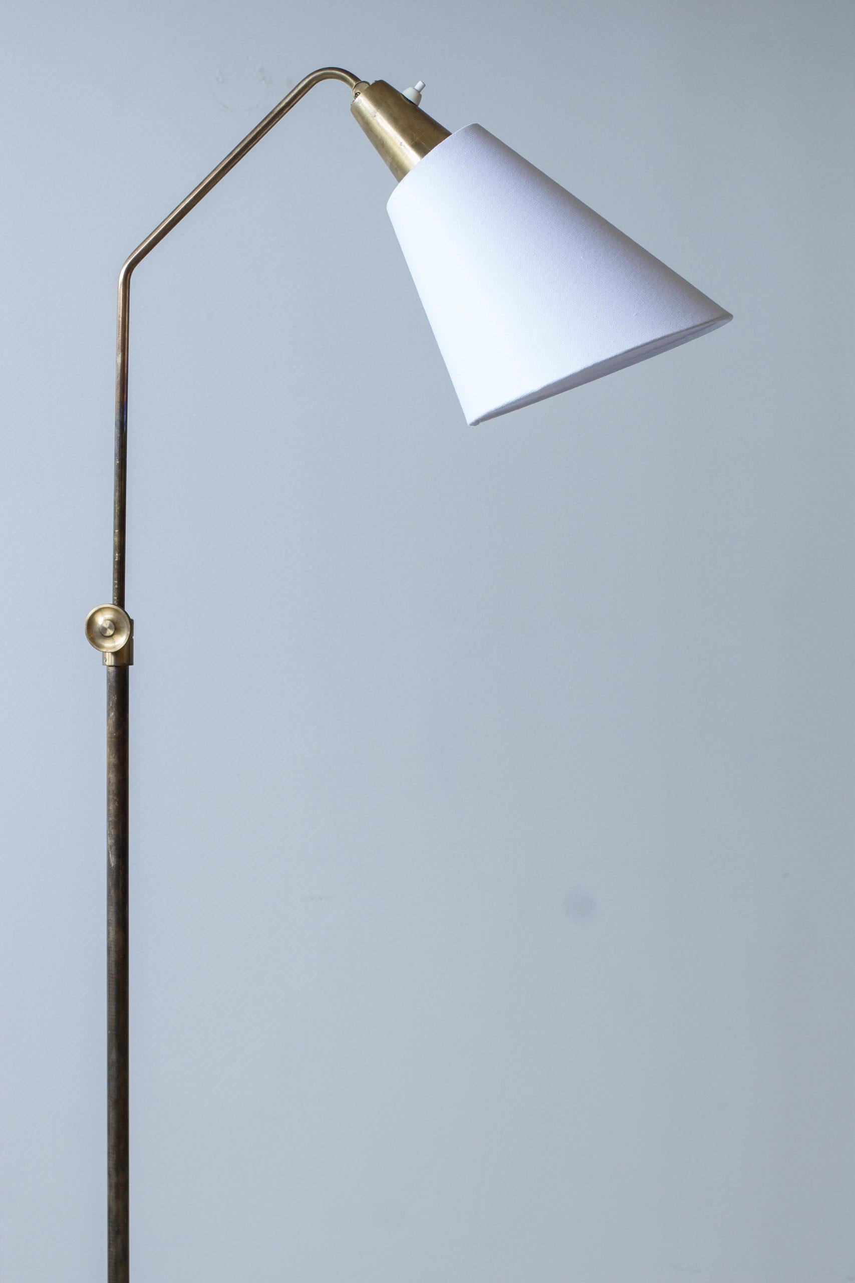Milieu du XXe siècle Lampadaire moderne suédois en laiton A 5328 par ASEA Belysning en vente