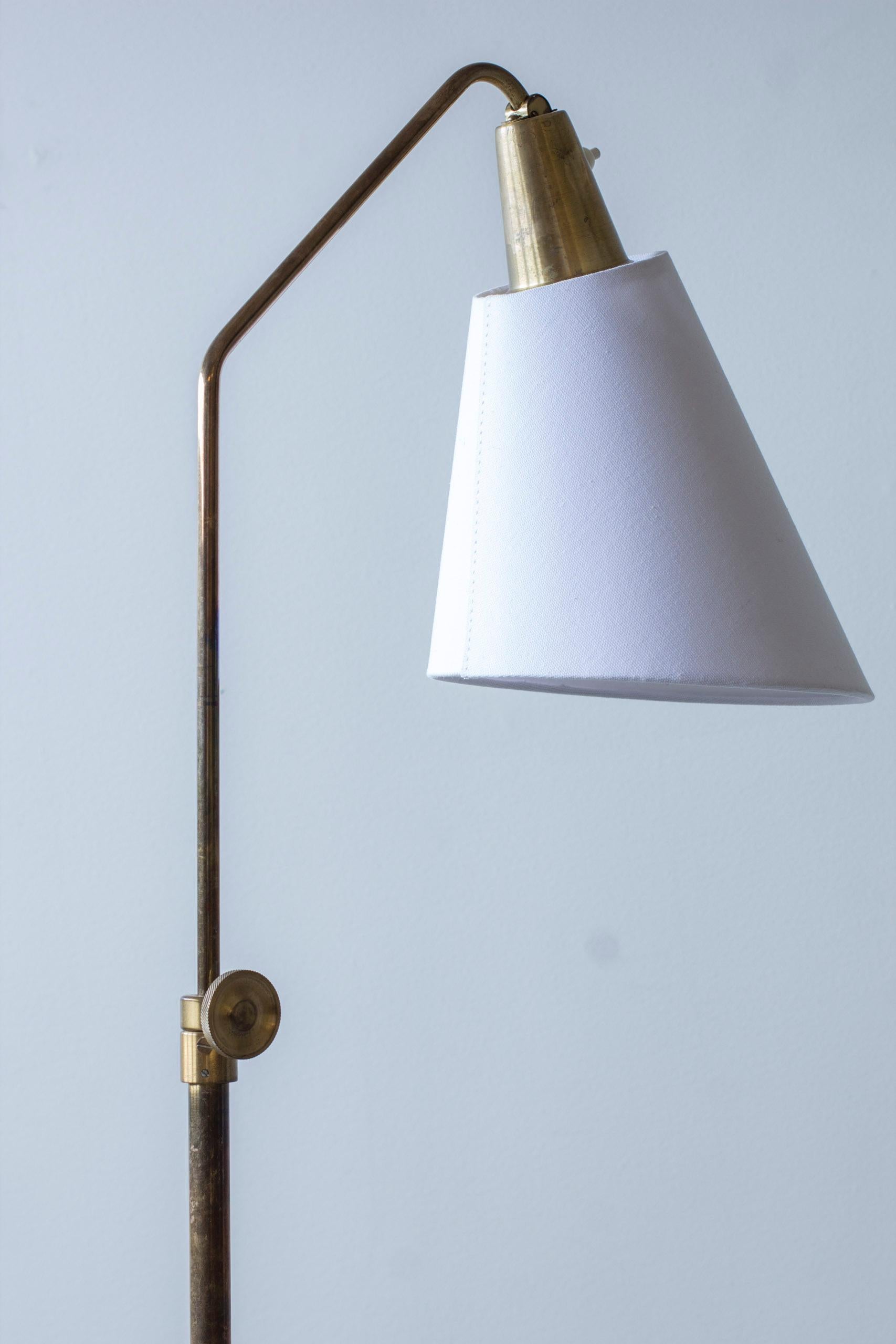 Laiton Lampadaire moderne suédois en laiton A 5328 par ASEA Belysning en vente
