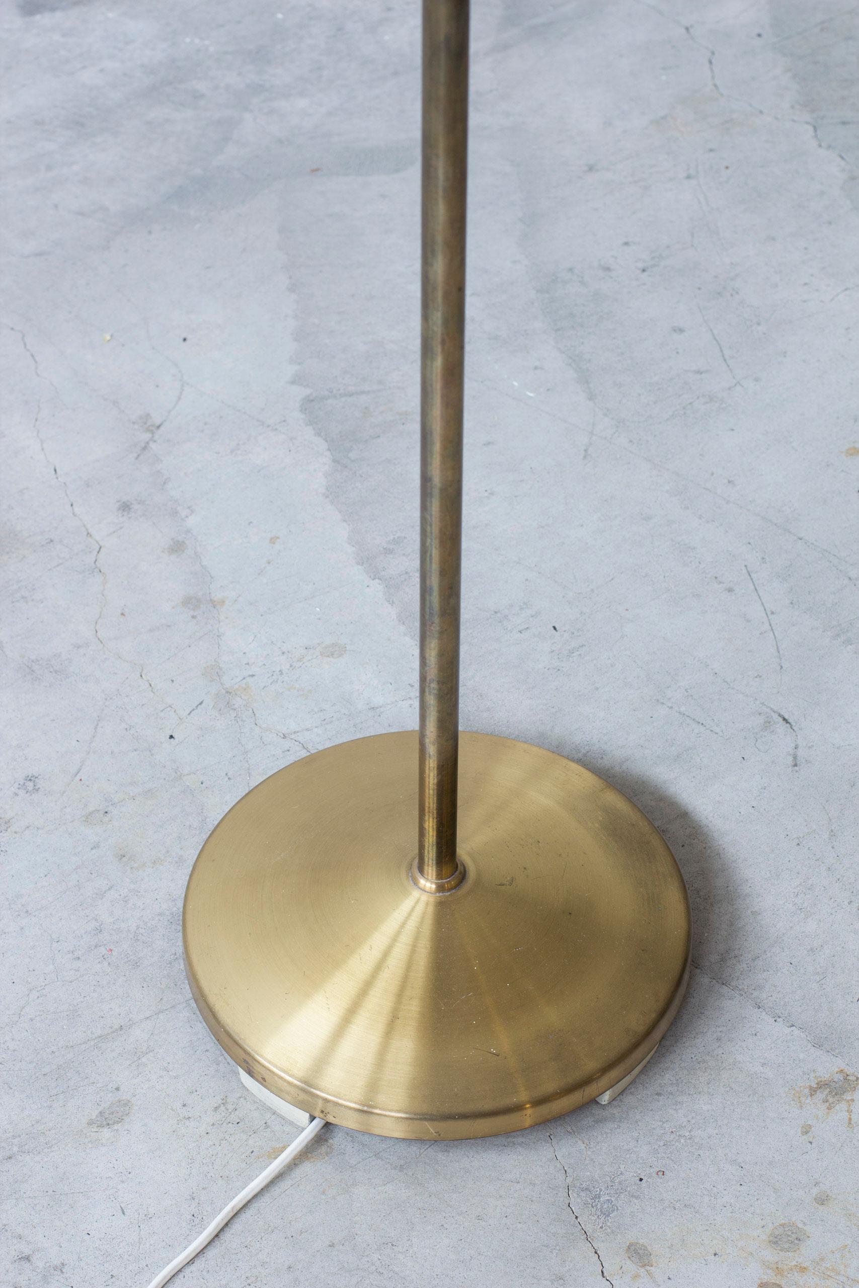 Lampadaire moderne suédois en laiton A 5328 par ASEA Belysning en vente 1