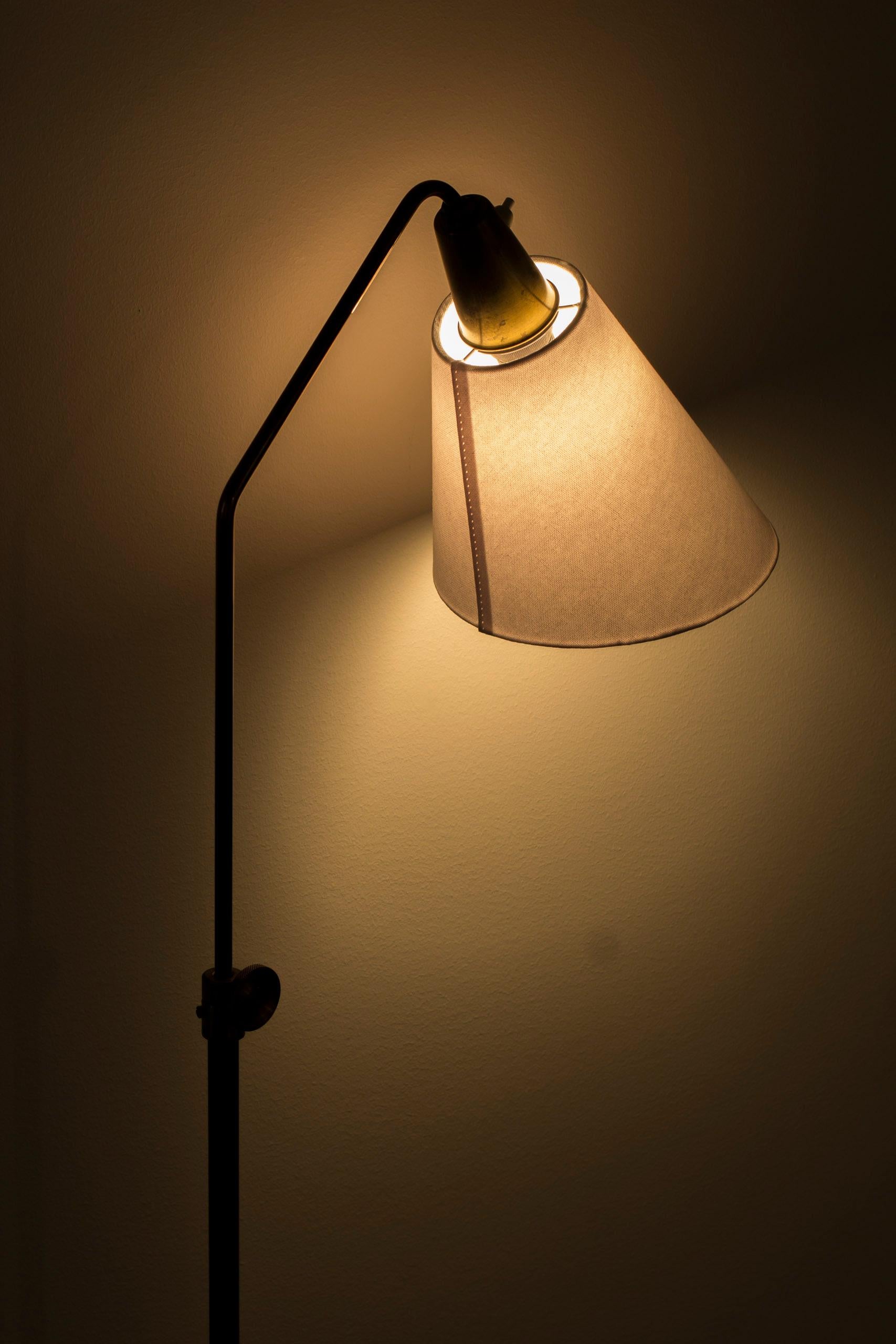 Lampadaire moderne suédois en laiton A 5328 par ASEA Belysning en vente 2