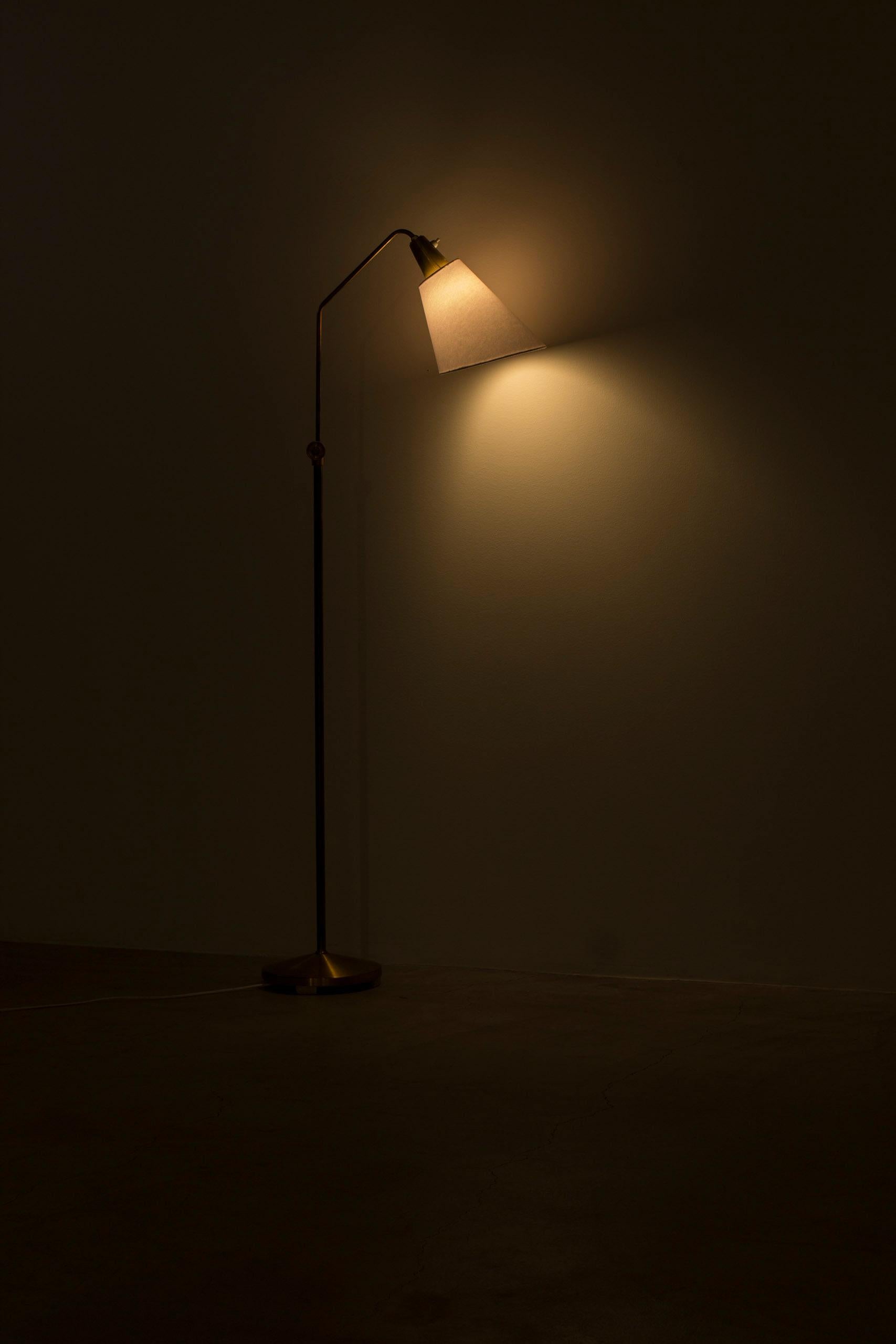 Lampadaire moderne suédois en laiton A 5328 par ASEA Belysning en vente 3