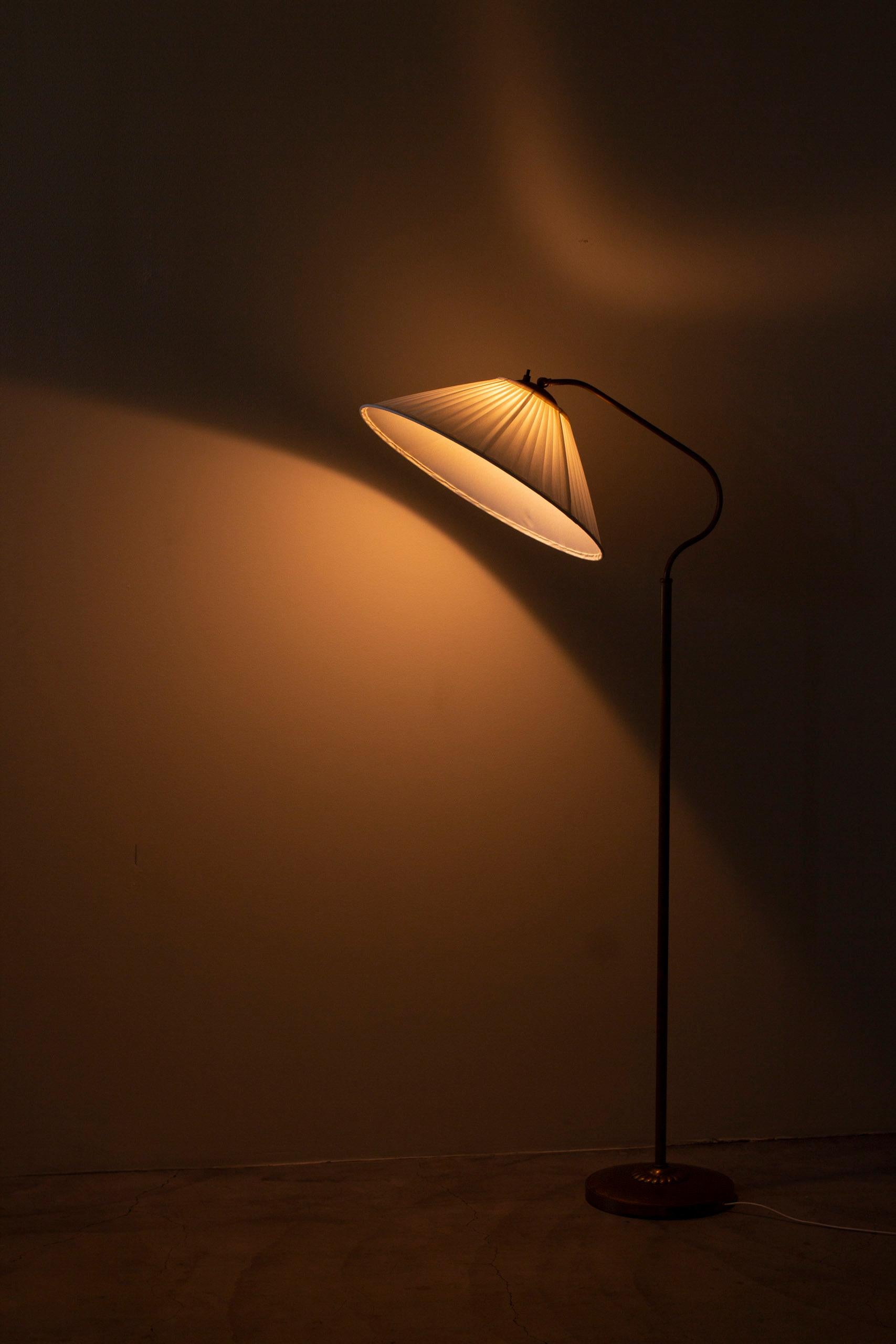 Lampada da terra moderna svedese in ottone di Bertil Brisborg per Nordiska Kompaniet in vendita 3