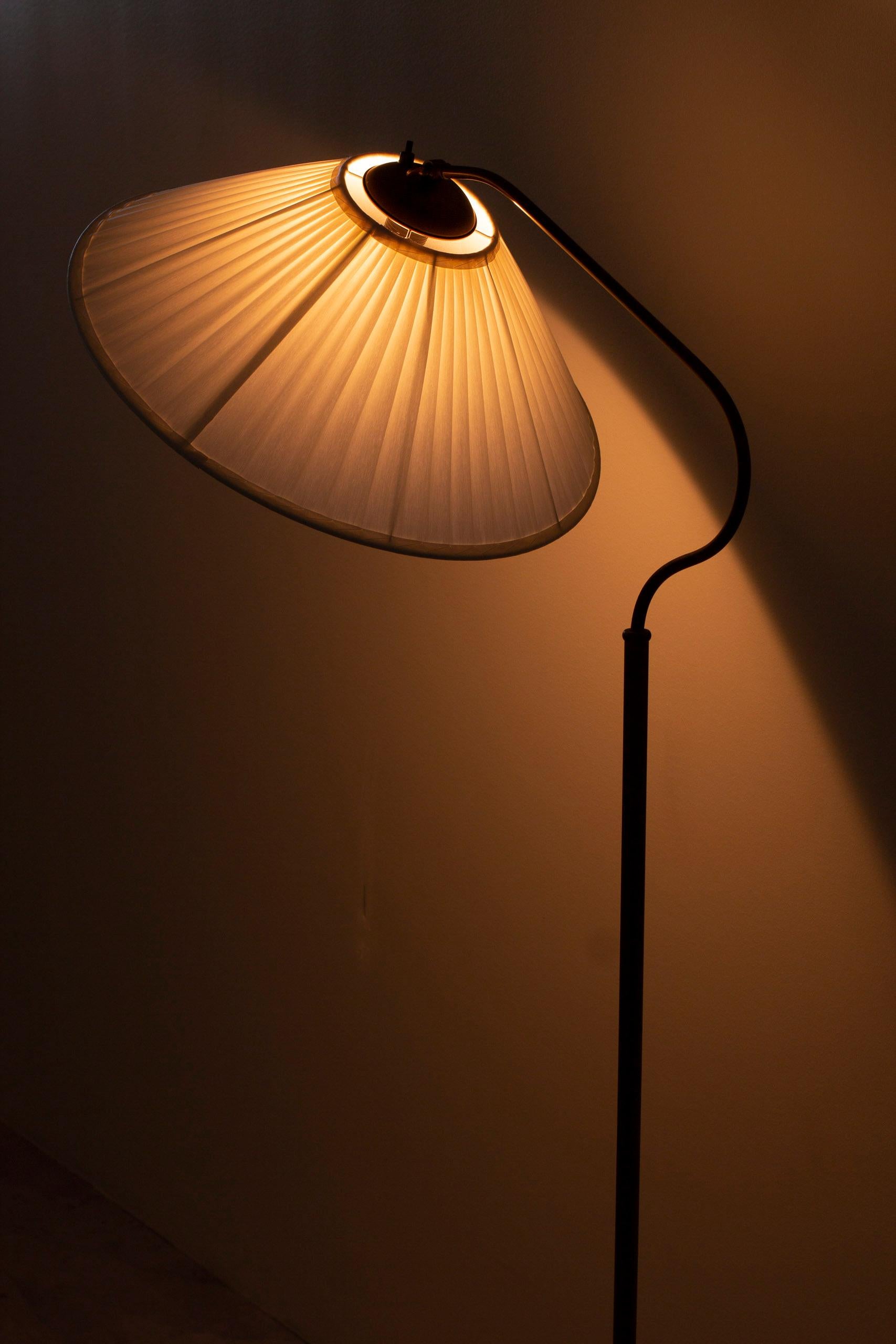 Lampada da terra moderna svedese in ottone di Bertil Brisborg per Nordiska Kompaniet in vendita 4