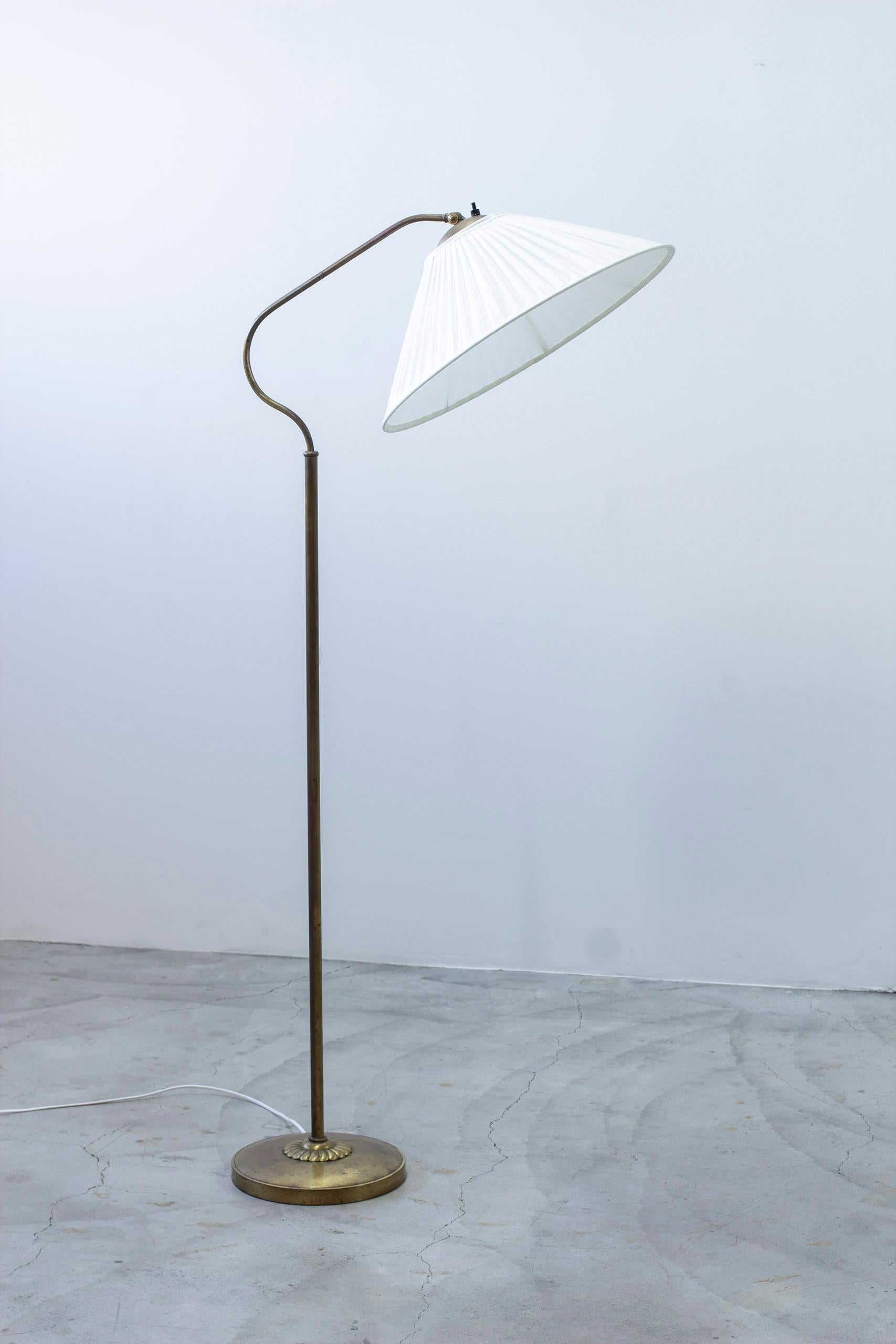 Scandinavo moderno Lampada da terra moderna svedese in ottone di Bertil Brisborg per Nordiska Kompaniet in vendita