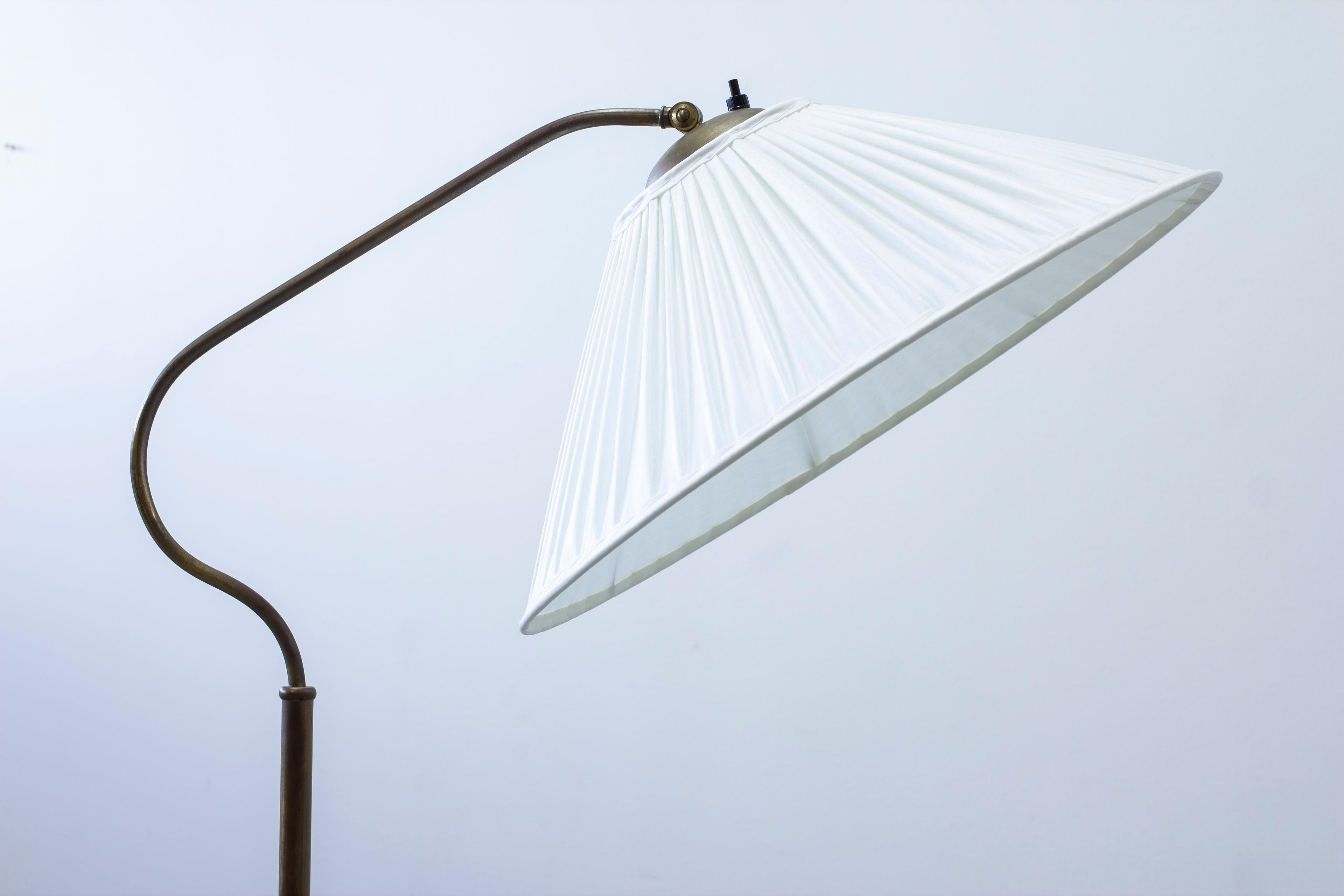 Lampada da terra moderna svedese in ottone di Bertil Brisborg per Nordiska Kompaniet In condizioni buone in vendita a Hägersten, SE