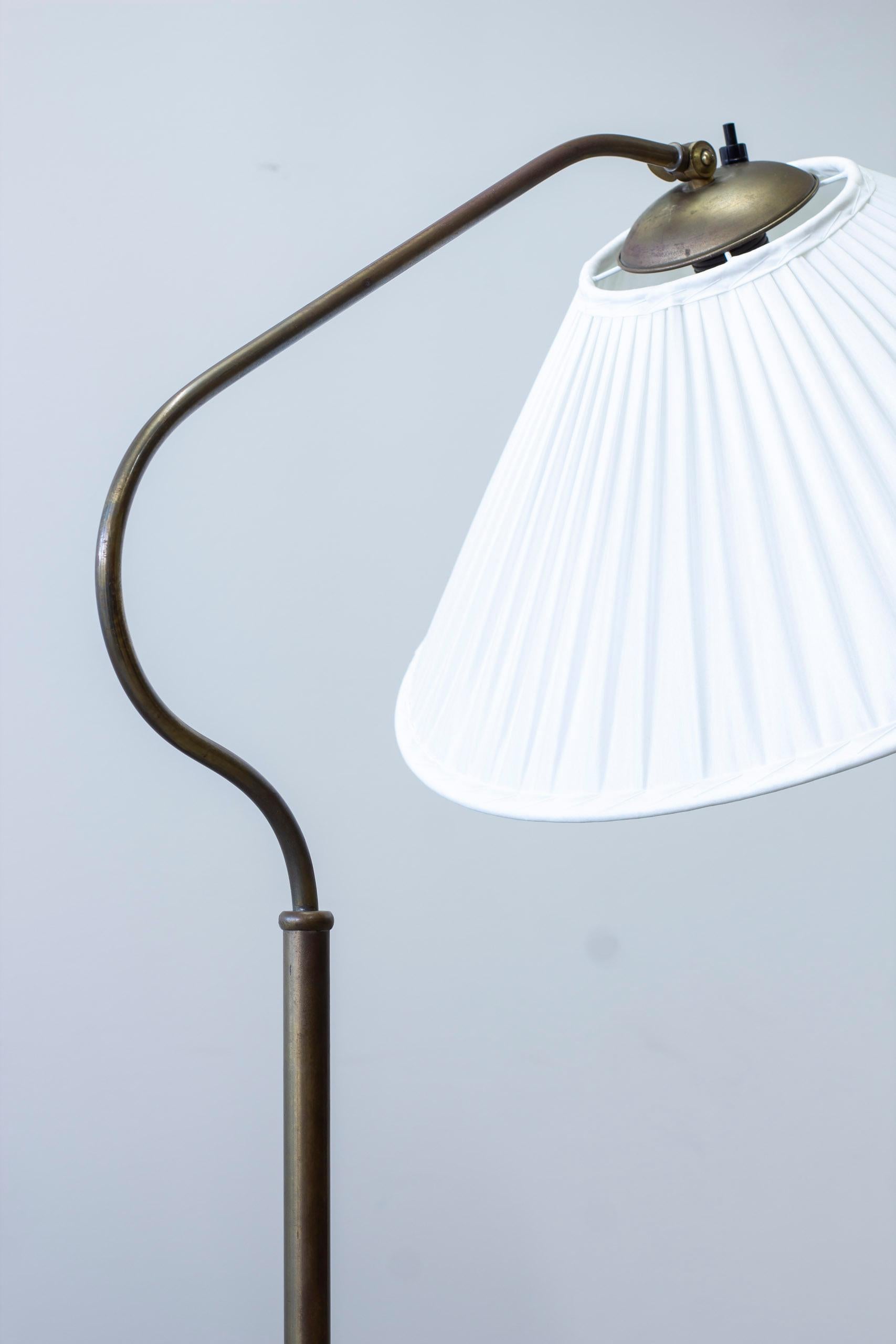 Metà XX secolo Lampada da terra moderna svedese in ottone di Bertil Brisborg per Nordiska Kompaniet in vendita