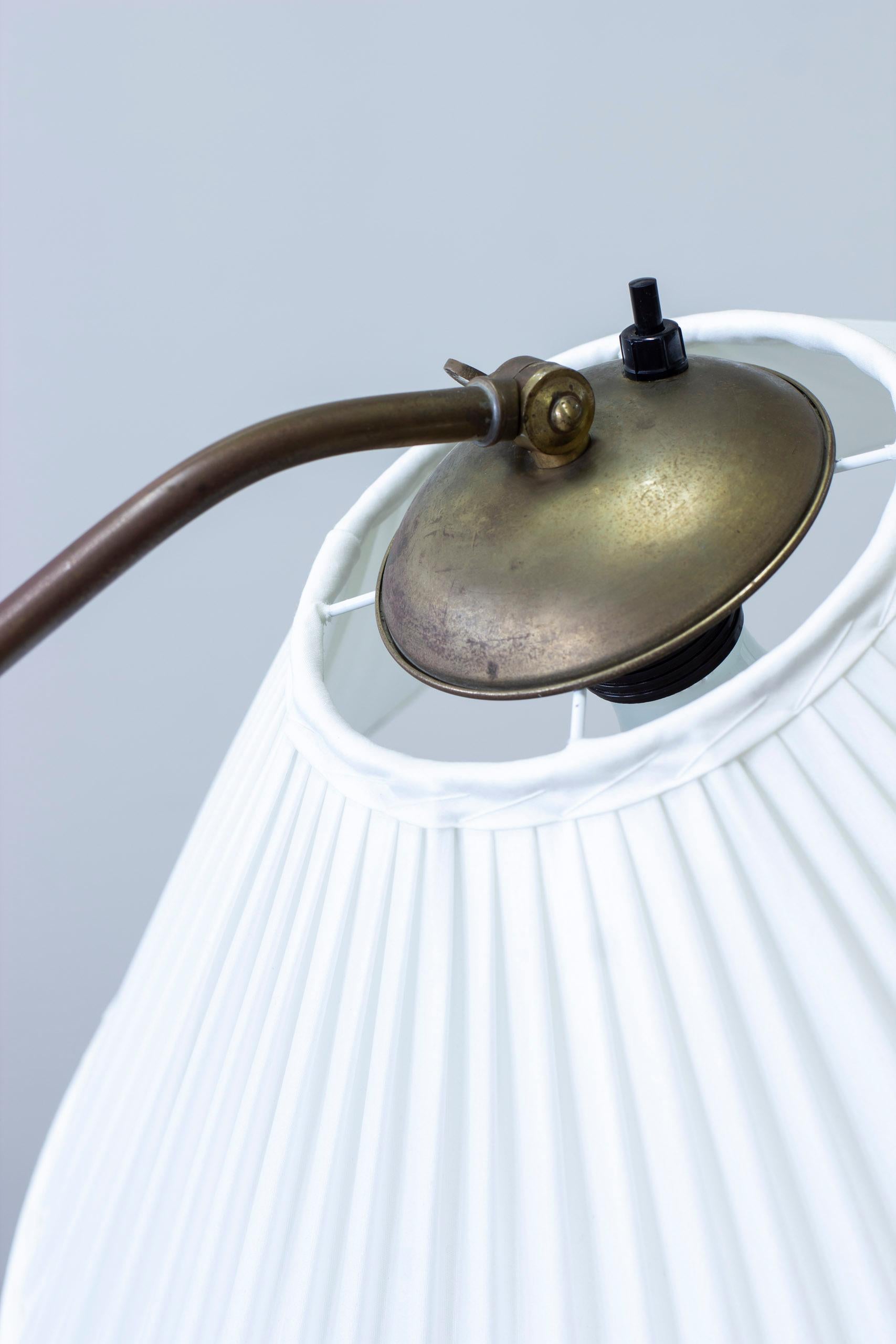 Ottone Lampada da terra moderna svedese in ottone di Bertil Brisborg per Nordiska Kompaniet in vendita