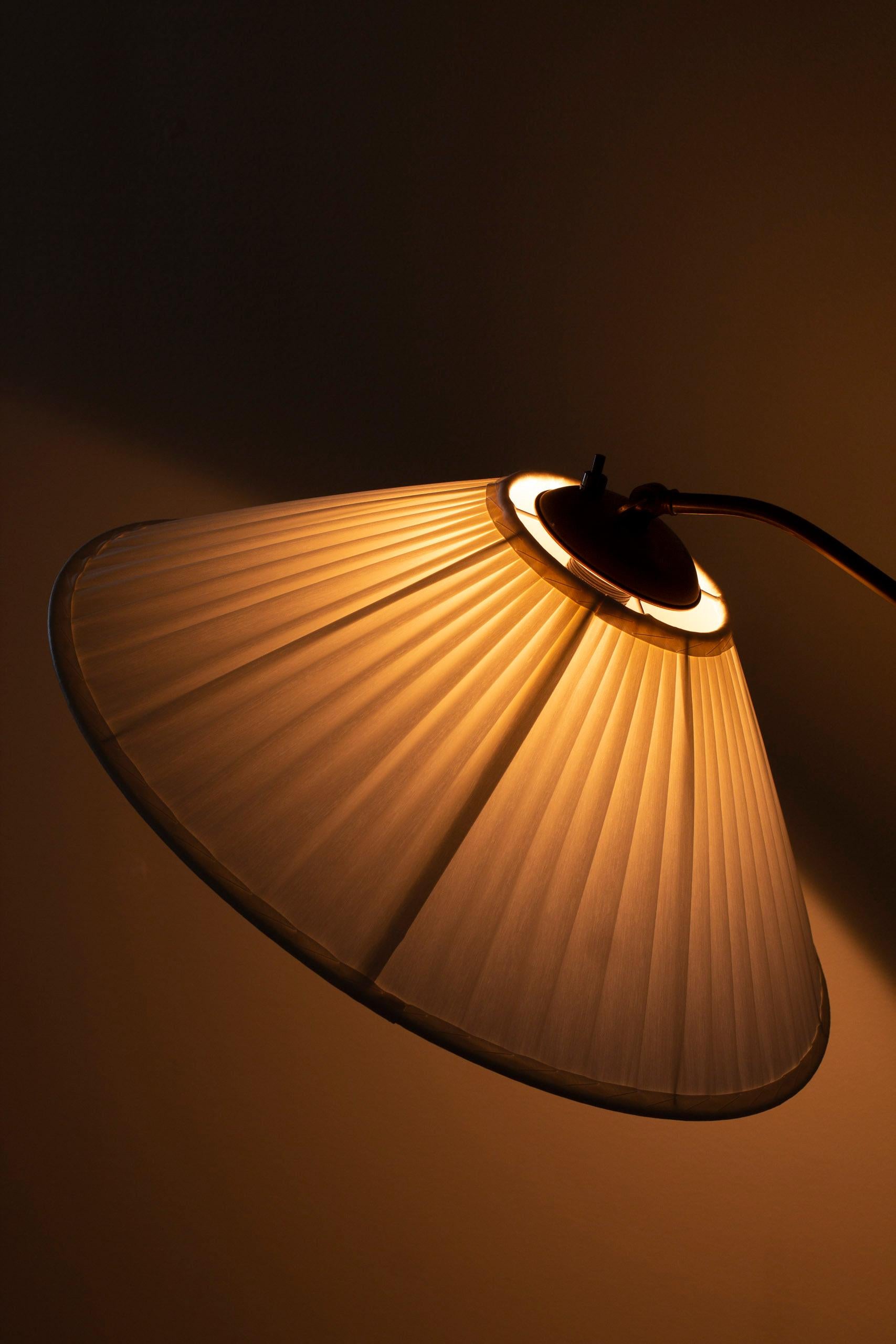 Lampada da terra moderna svedese in ottone di Bertil Brisborg per Nordiska Kompaniet in vendita 2