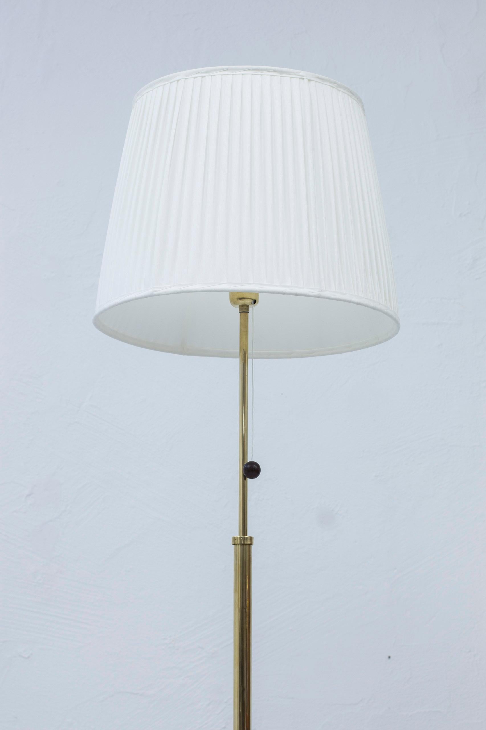 Scandinavian Modern Swedish Modern Brass Floor Lamp, Sweden 1940s in the Manner of Josef Frank For Sale