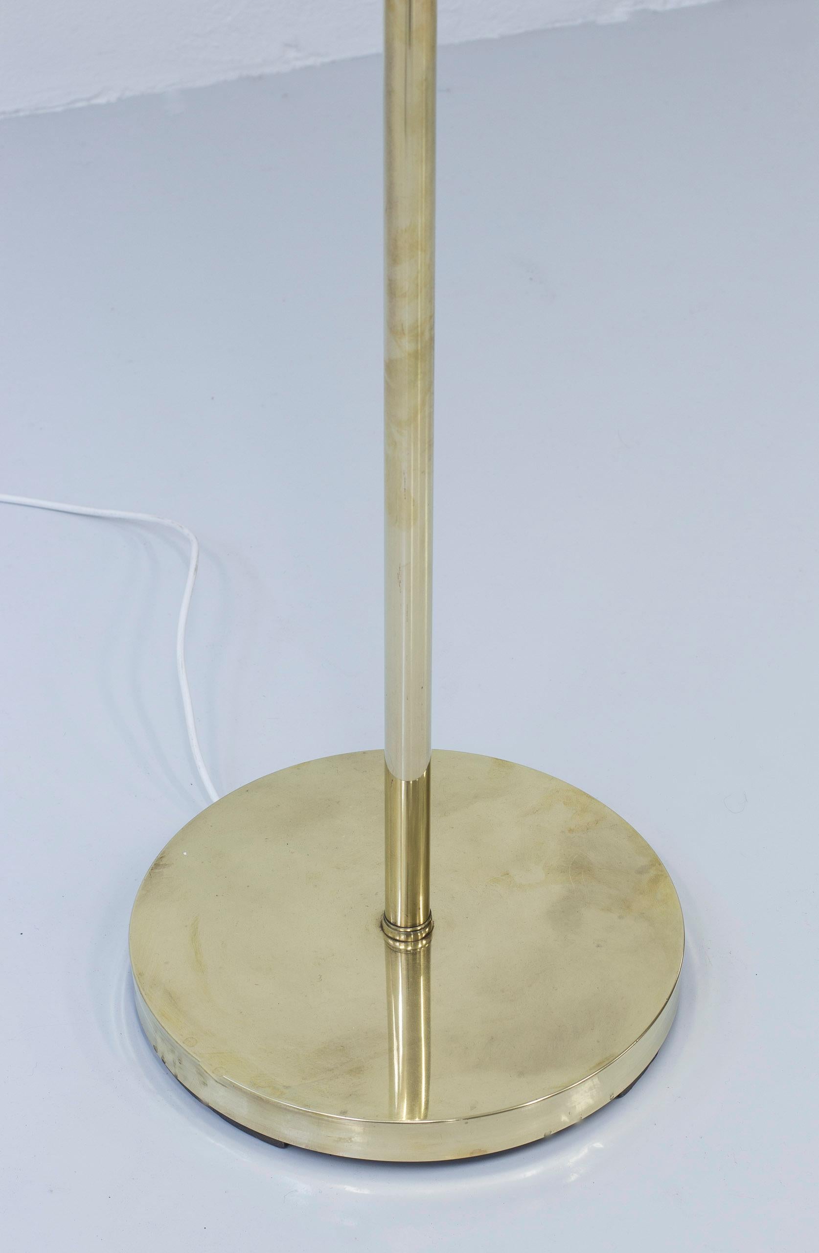 Swedish Modern Brass Floor Lamp, Sweden 1940s in the Manner of Josef Frank In Good Condition For Sale In Hägersten, SE