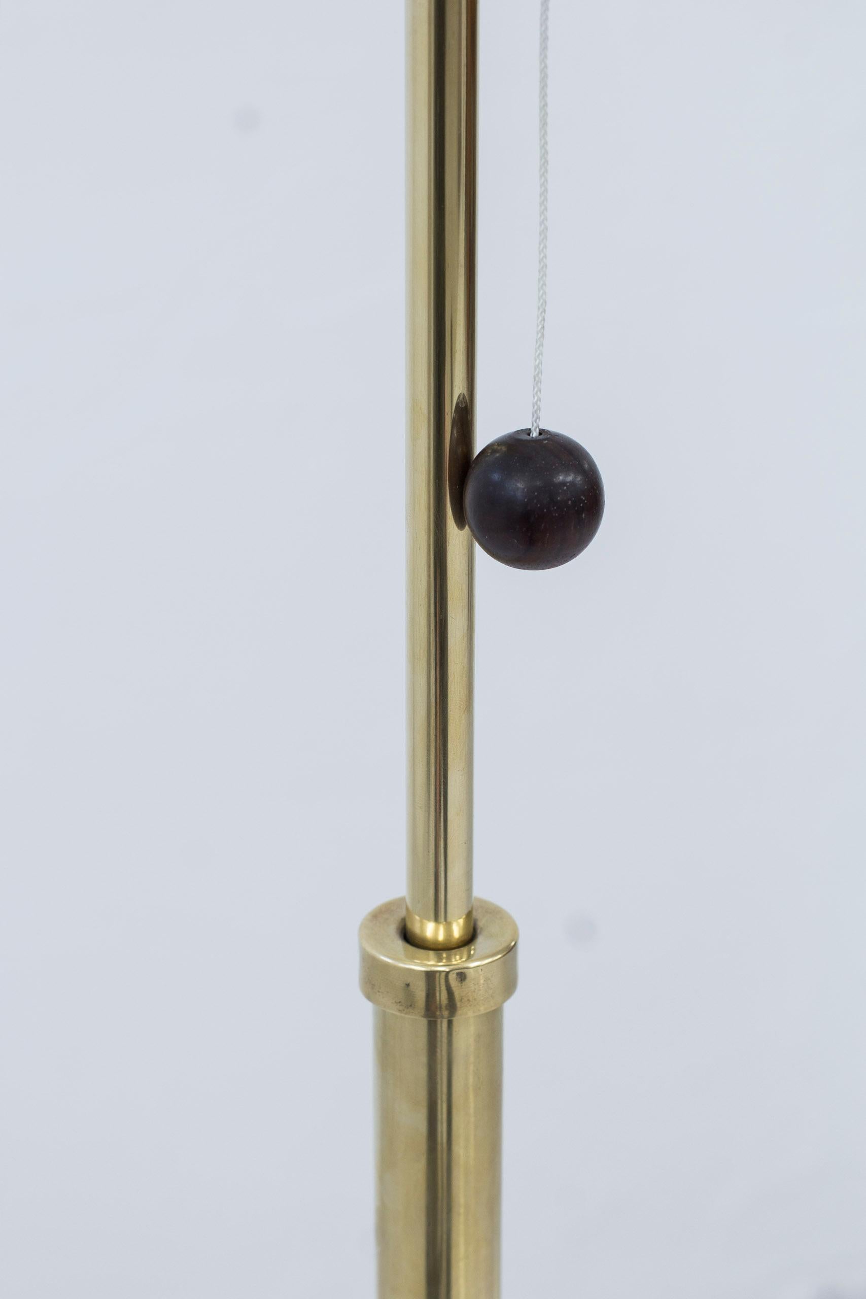 Lampadaire moderne suédois en laiton, Suède, années 1940, à la manière de Josef Frank Bon état - En vente à Hägersten, SE