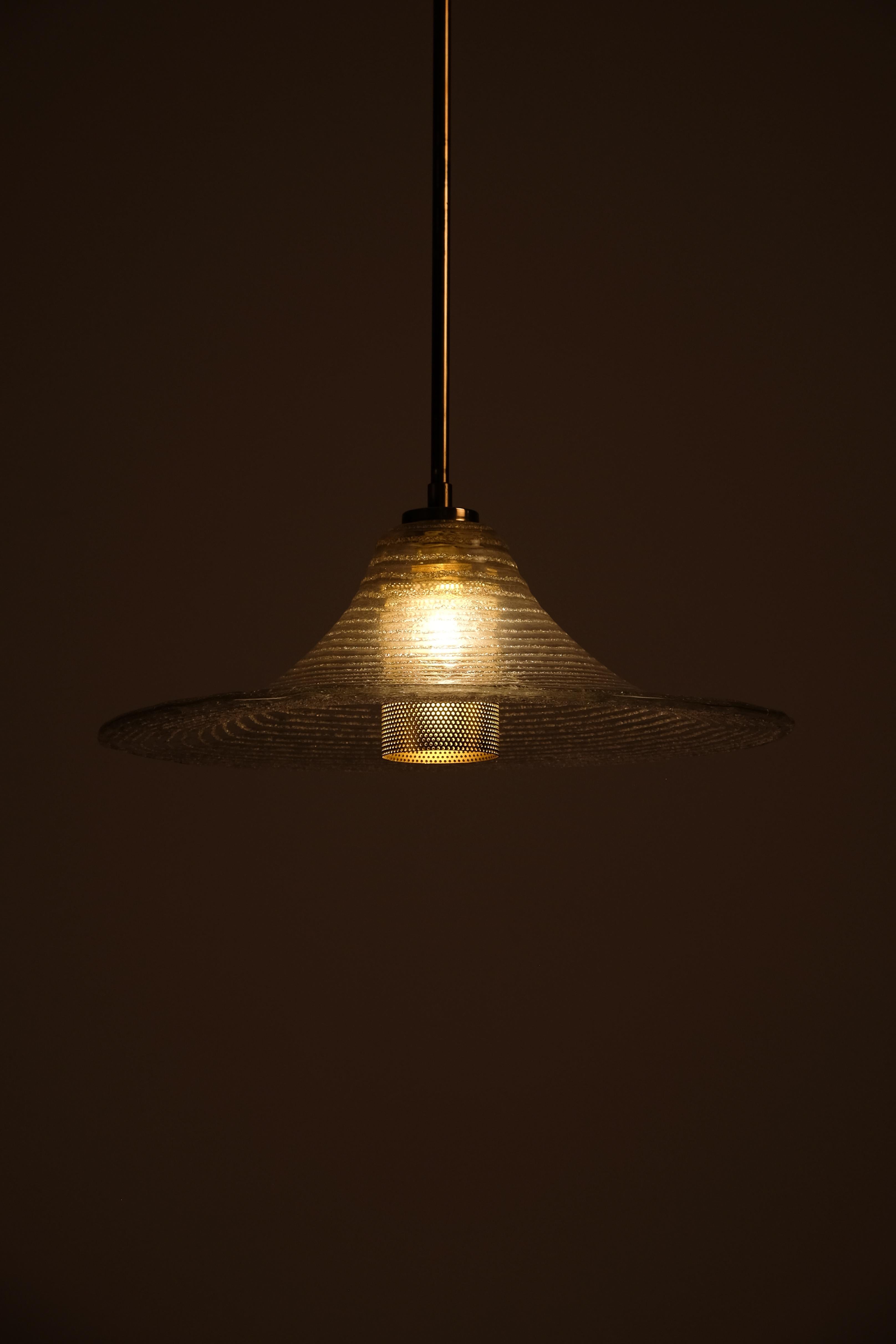 Un superbe plafonnier en verre The Modern Scandinavian avec un abat-jour intérieur en laiton perforé. 
Diamètre : 50 cm

