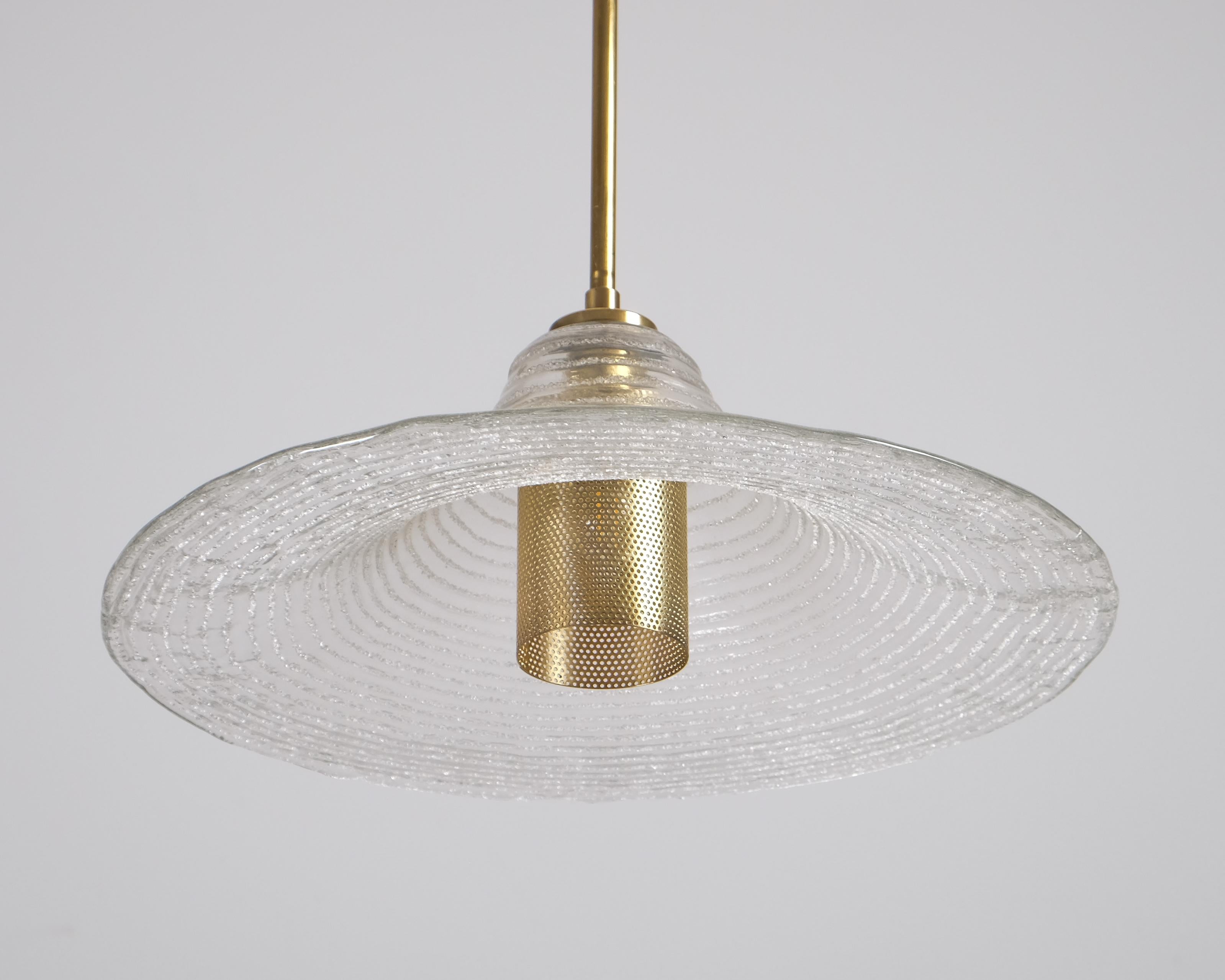 Scandinave moderne Plafonnier suédois The Modernity en laiton et verre, années 1950 en vente