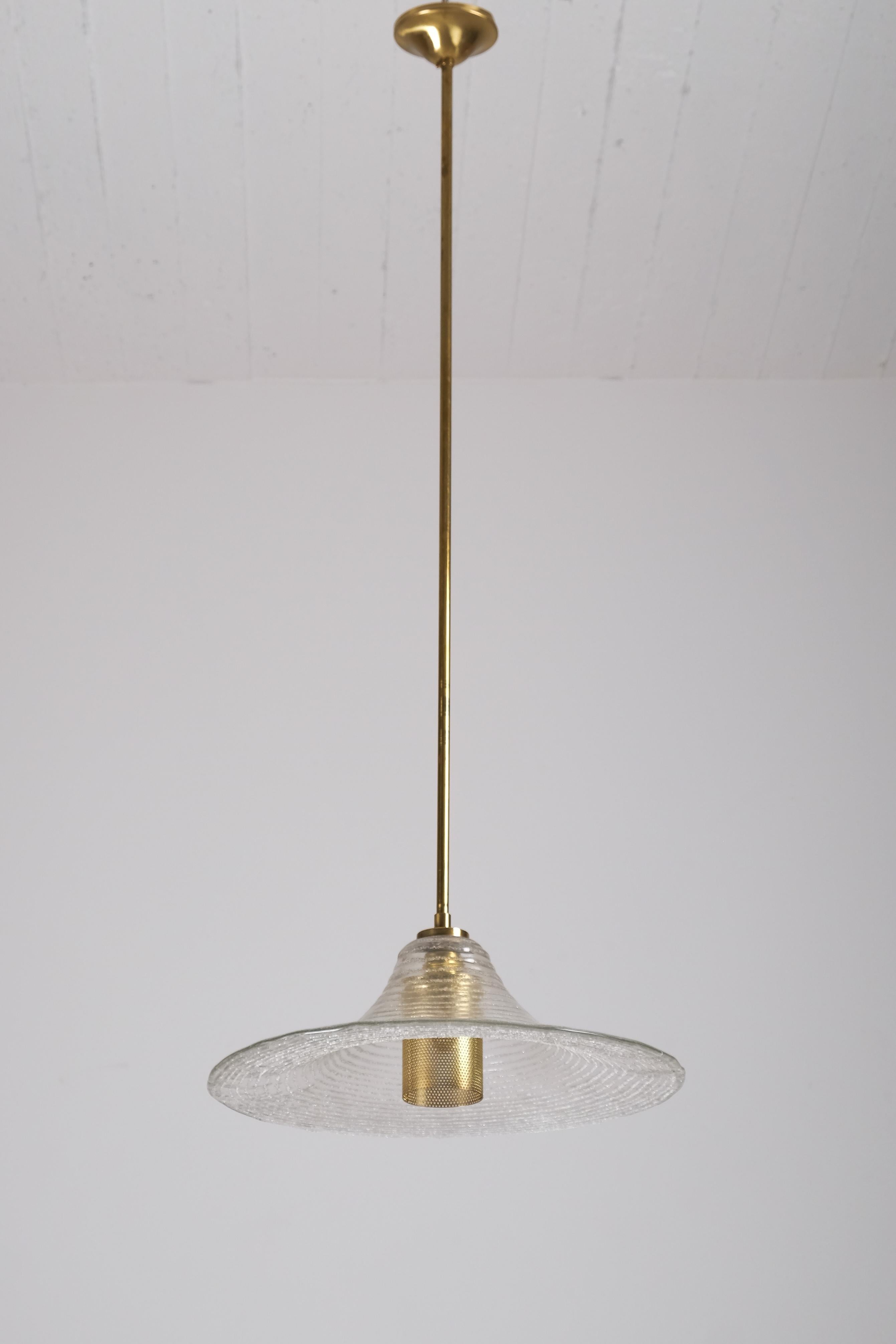 Suédois Plafonnier suédois The Modernity en laiton et verre, années 1950 en vente