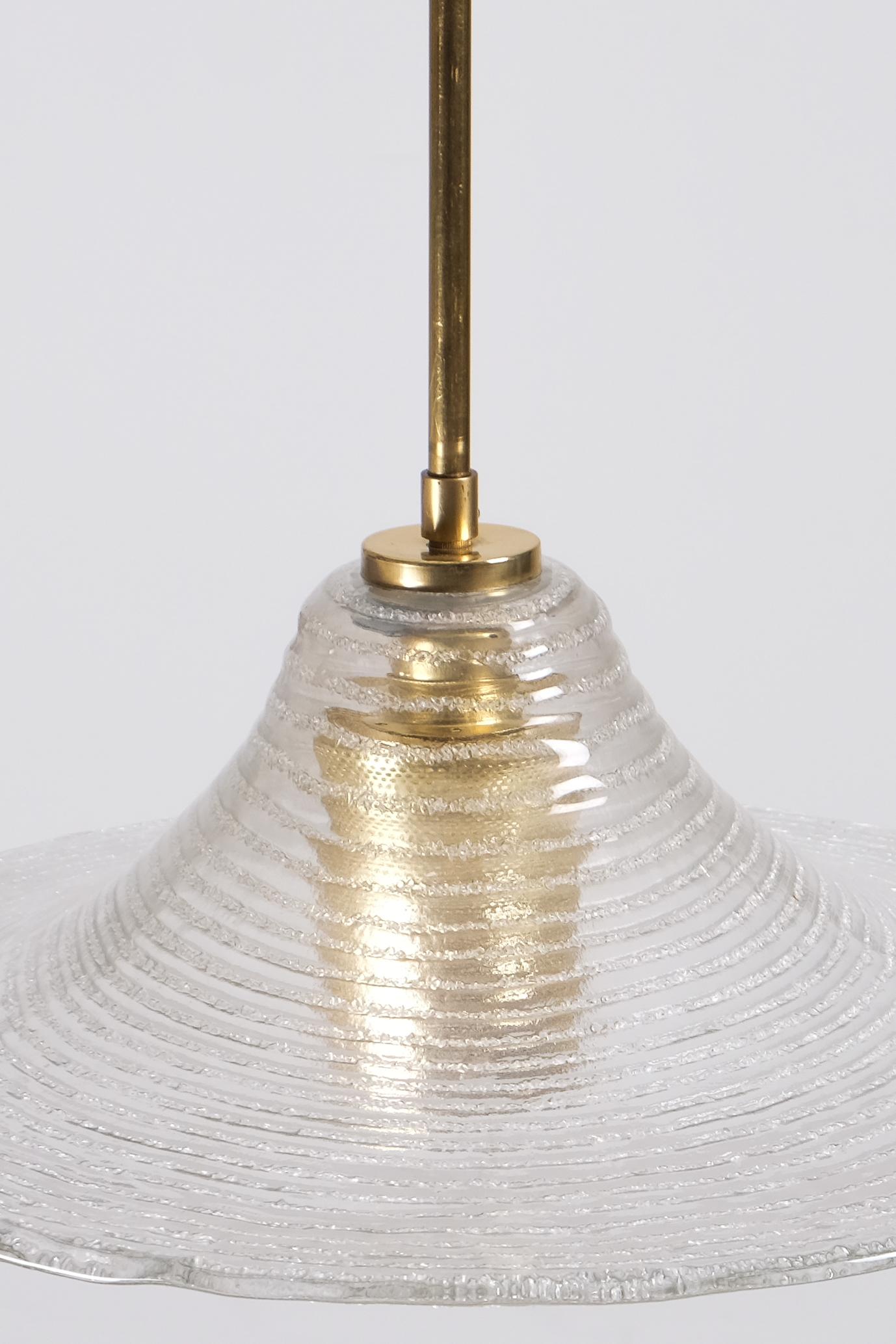 Milieu du XXe siècle Plafonnier suédois The Modernity en laiton et verre, années 1950 en vente