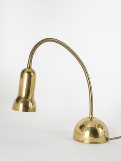 Lampada da tavolo svedese moderna in ottone con braccio flessibile, Svezia, anni '50