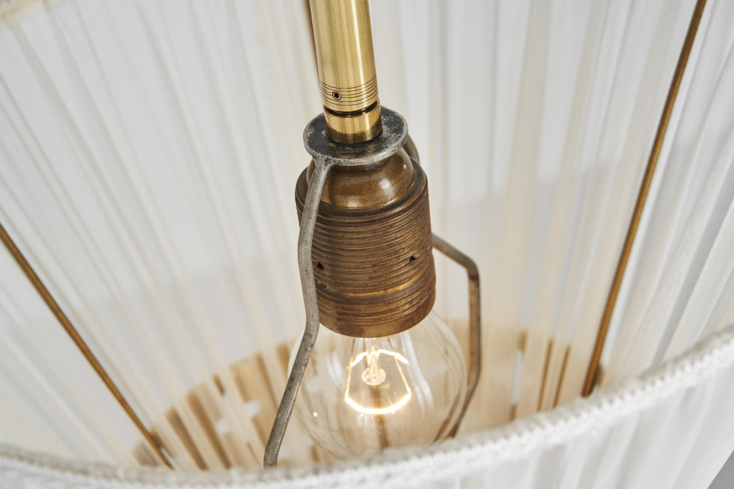 Lampada a sospensione moderna svedese in ottone con elemento traforato, Svezia anni '40 in vendita 3