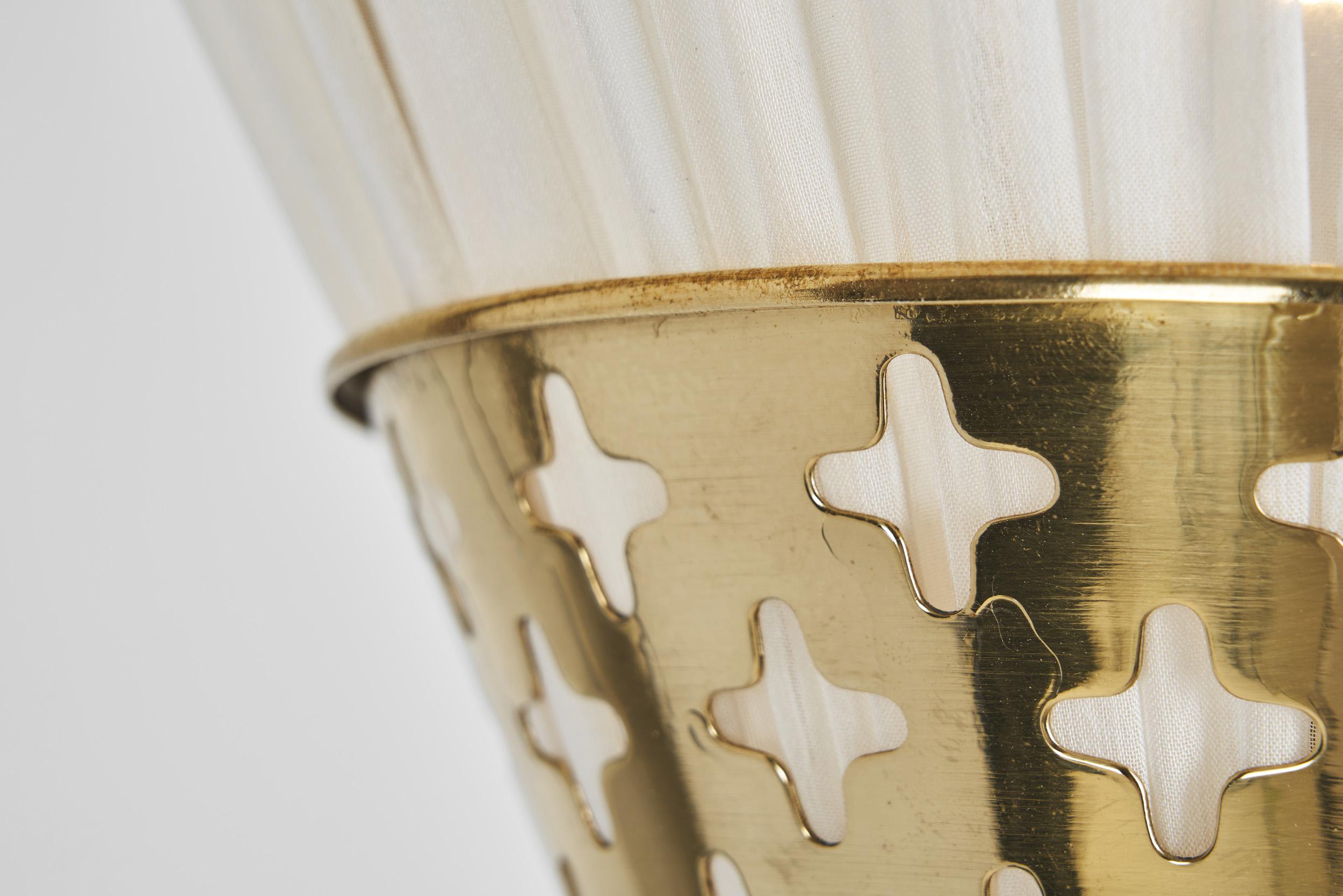 Lampada a sospensione moderna svedese in ottone con elemento traforato, Svezia anni '40 in vendita 7