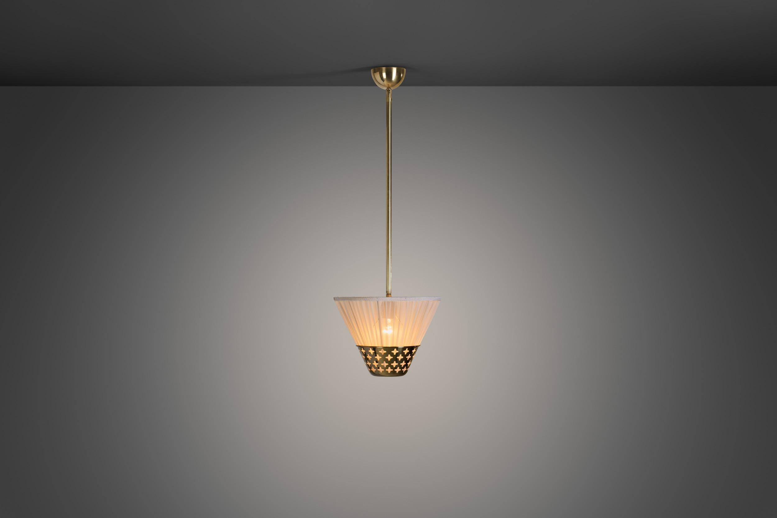 Le luci a sospensione sono state utilizzate come punti focali decorativi per gli ambienti fin dall'inizio del XX secolo. Nel design scandinavo di metà secolo, dove l'illuminazione degli interni riveste una particolare importanza, i designer sono