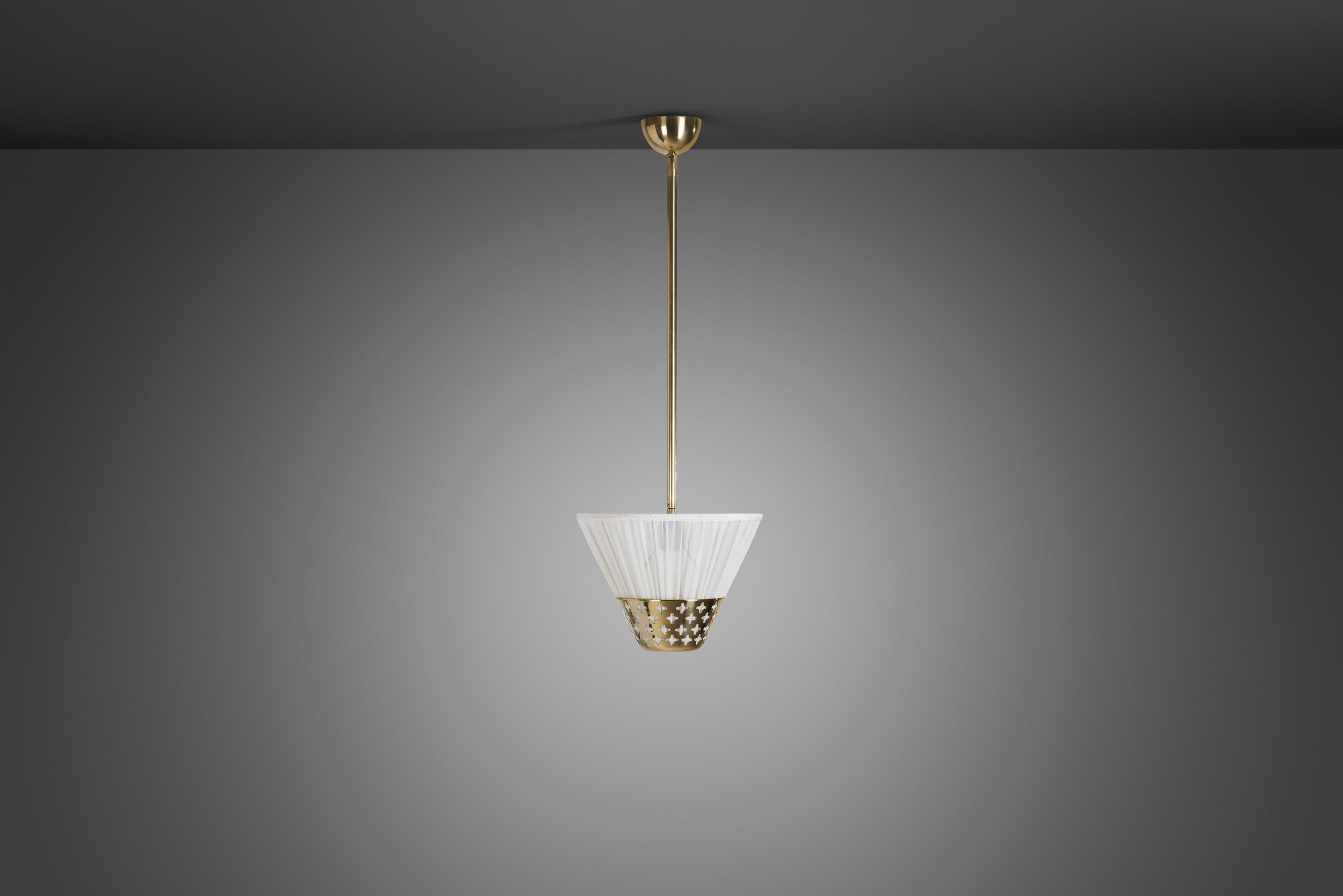 Mid-Century moderno Lampada a sospensione moderna svedese in ottone con elemento traforato, Svezia anni '40 in vendita