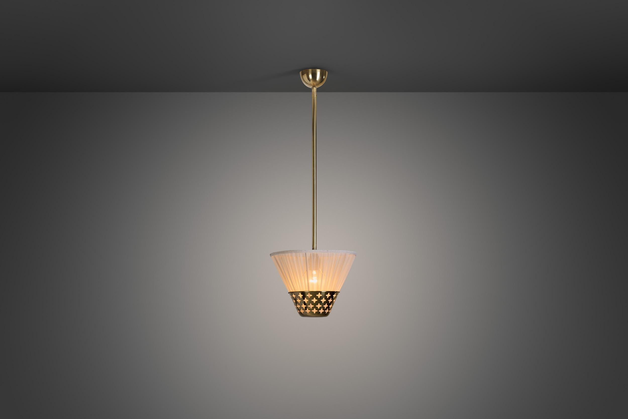 Svedese Lampada a sospensione moderna svedese in ottone con elemento traforato, Svezia anni '40 in vendita