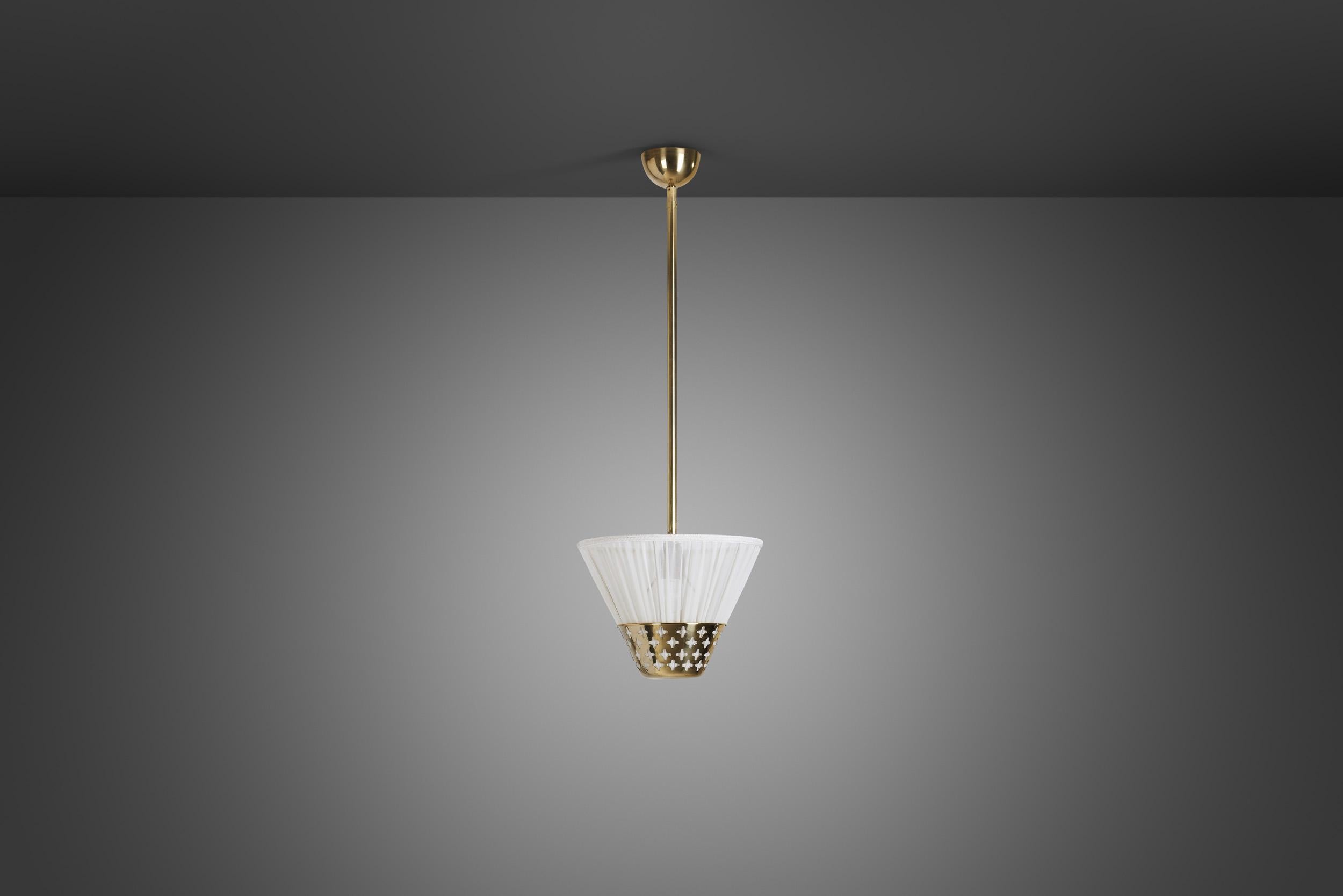 Lampada a sospensione moderna svedese in ottone con elemento traforato, Svezia anni '40 In condizioni buone in vendita a Utrecht, NL