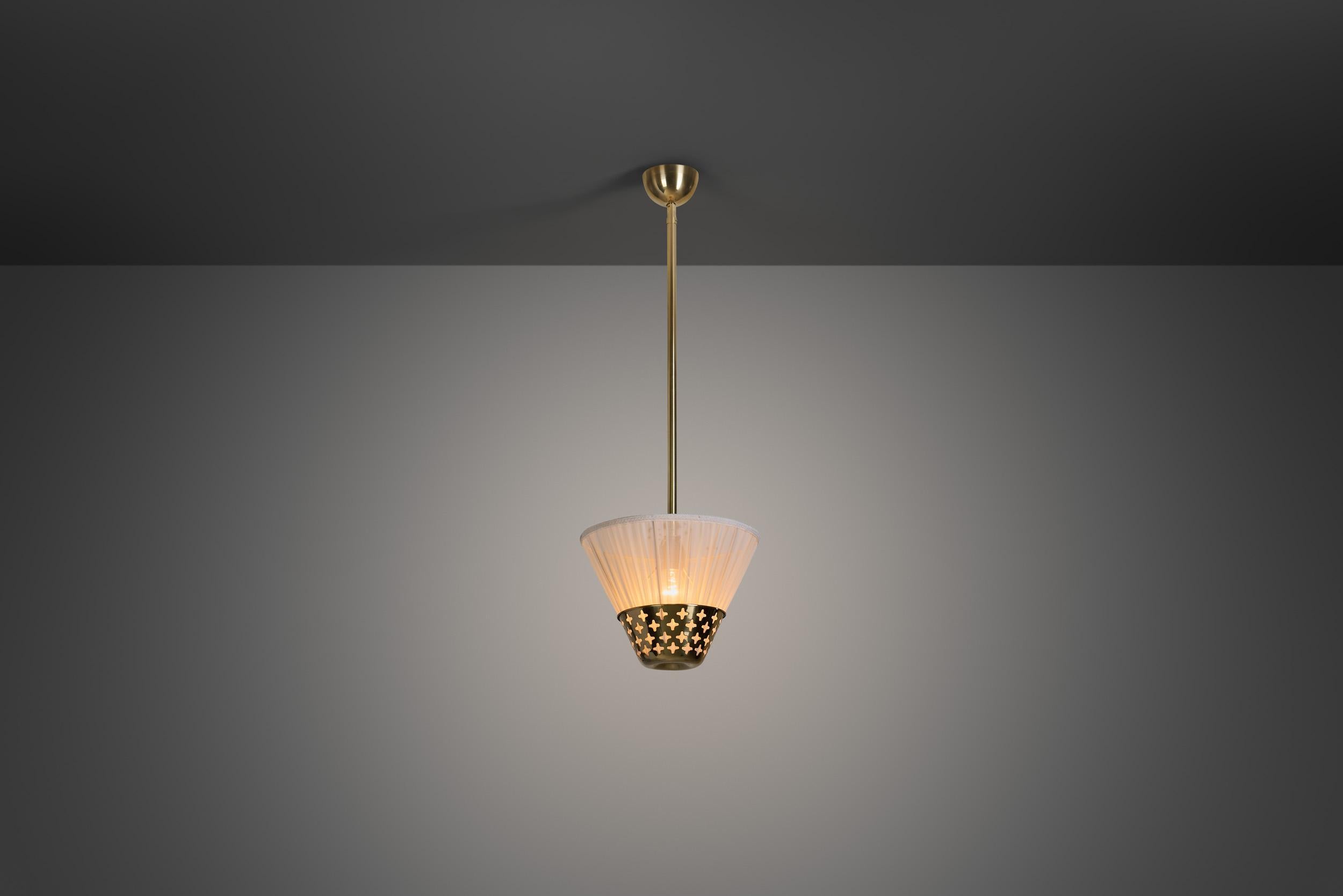 Metà XX secolo Lampada a sospensione moderna svedese in ottone con elemento traforato, Svezia anni '40 in vendita
