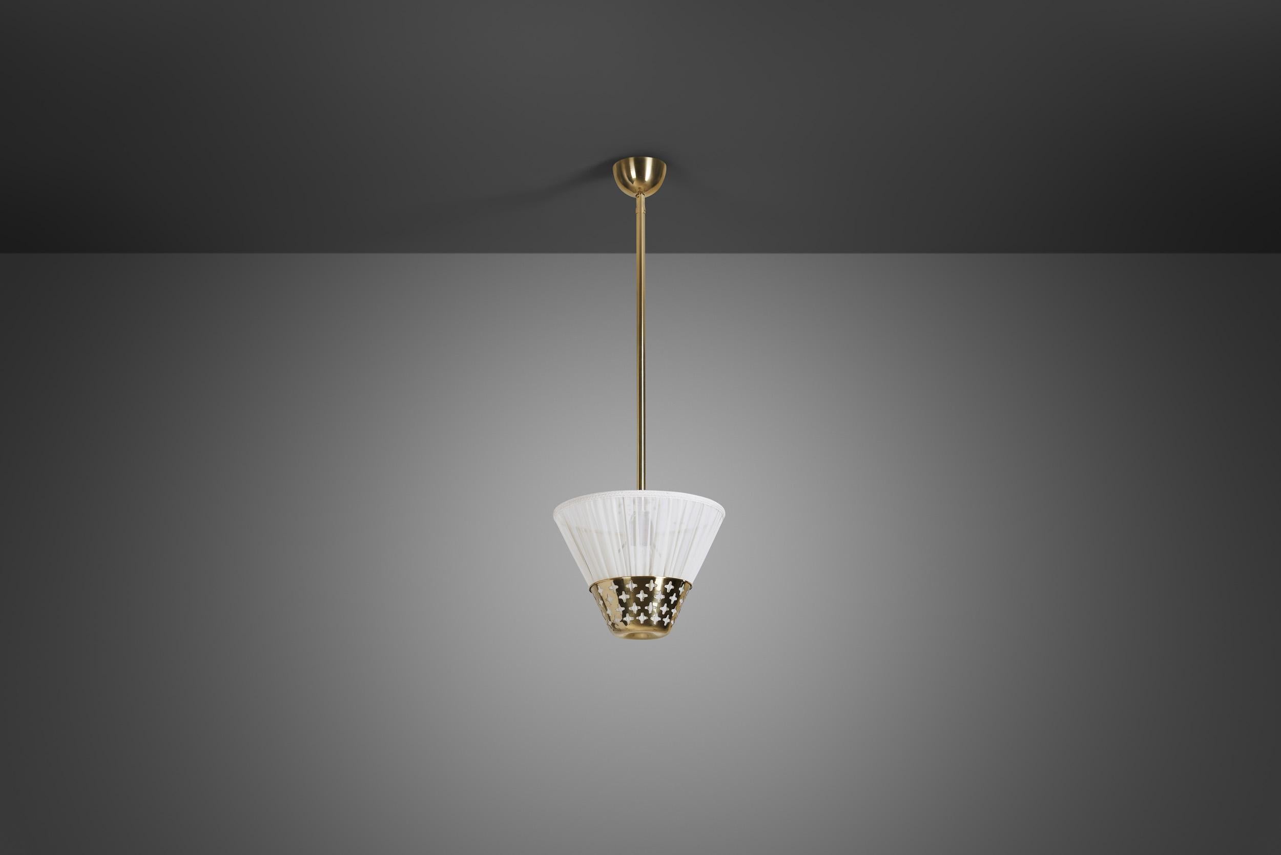 Ottone Lampada a sospensione moderna svedese in ottone con elemento traforato, Svezia anni '40 in vendita