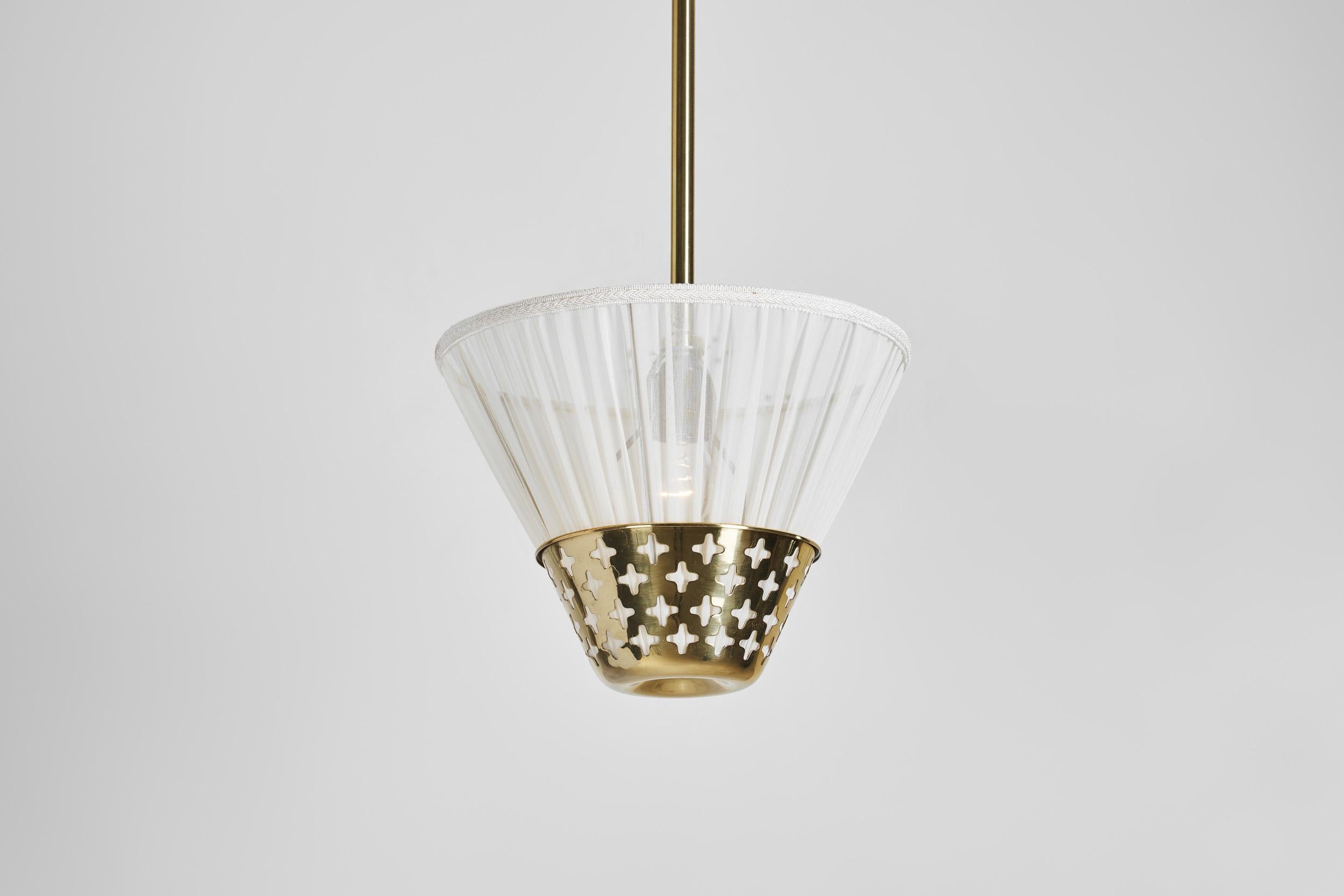 Lampada a sospensione moderna svedese in ottone con elemento traforato, Svezia anni '40 in vendita 1