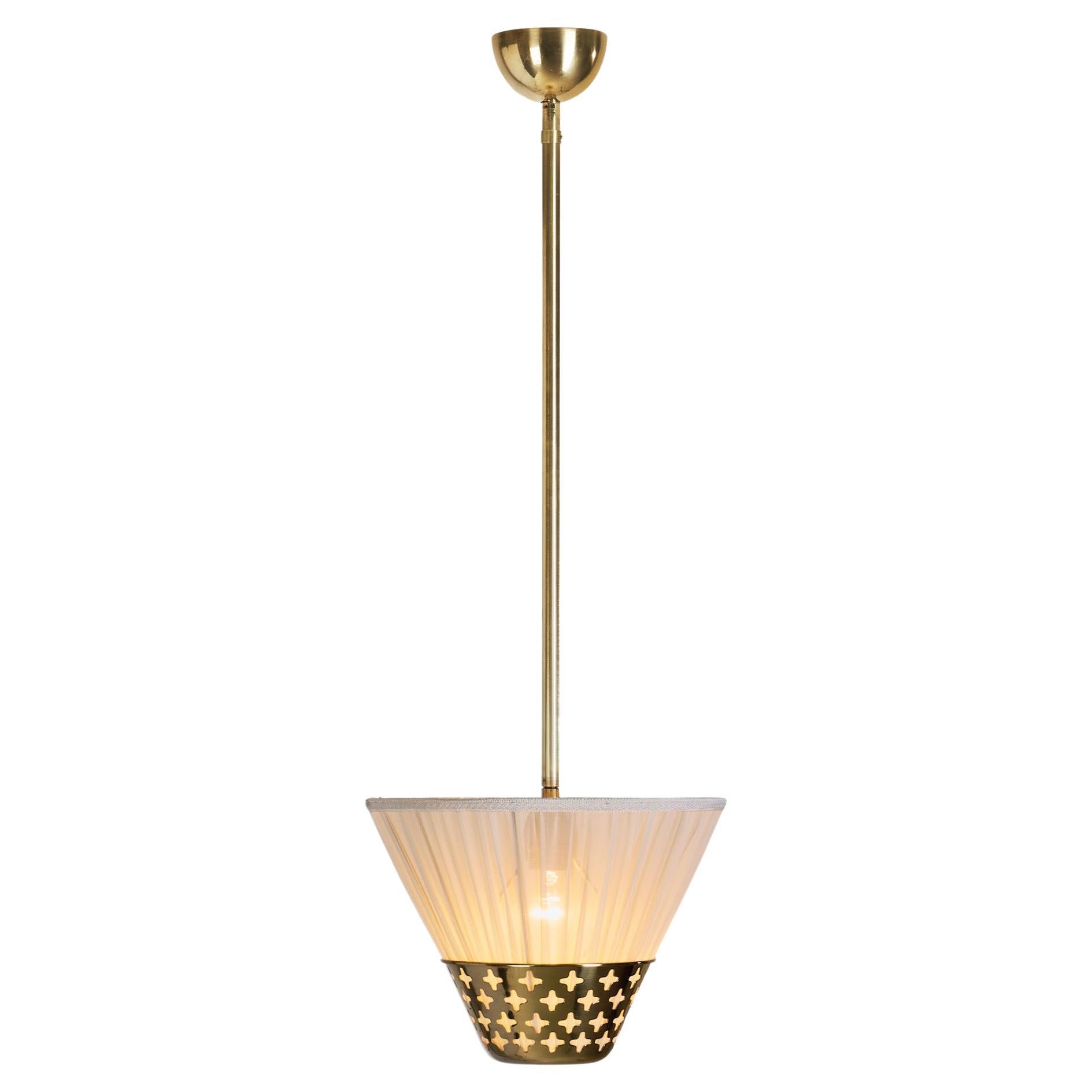 Lampada a sospensione moderna svedese in ottone con elemento traforato, Svezia anni '40 in vendita
