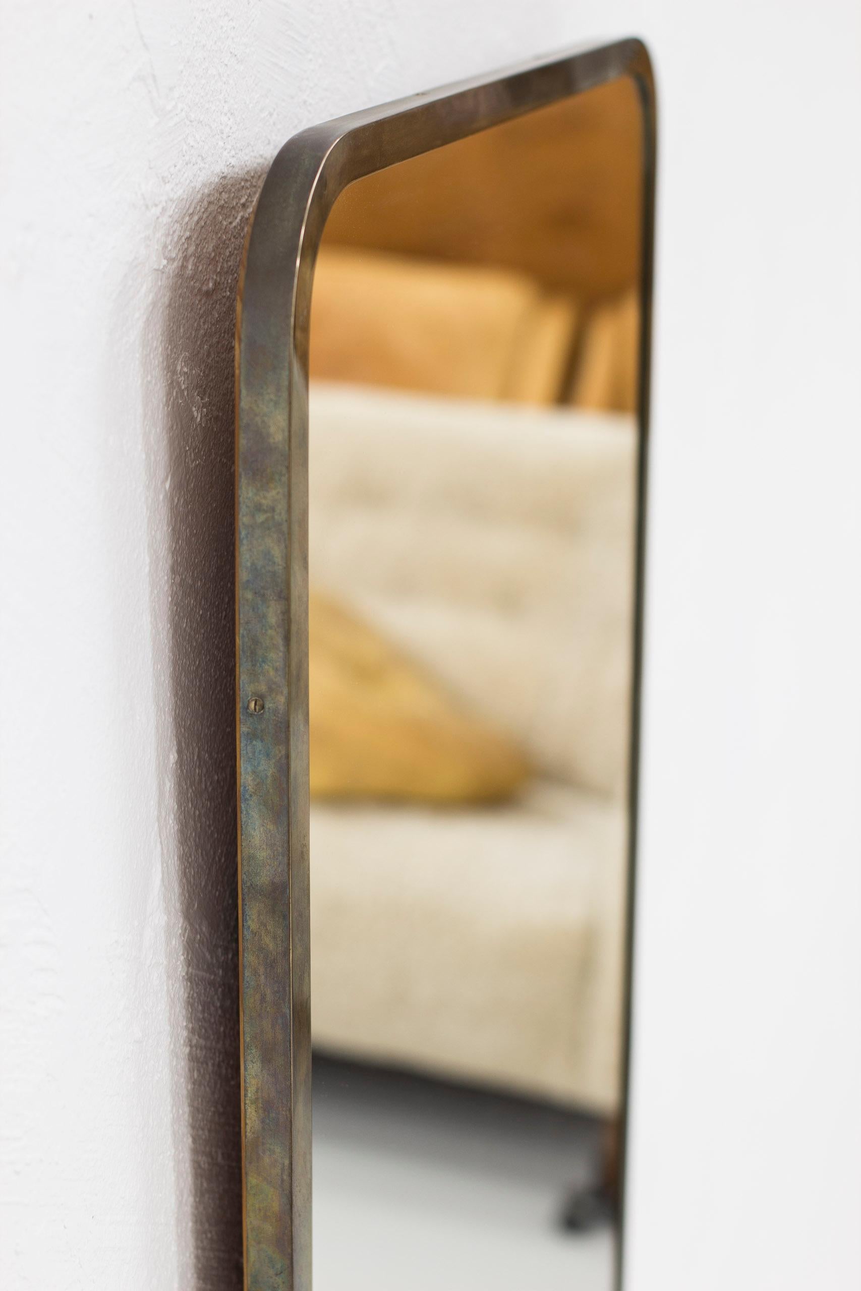 Swedish modern brass mirror, beautiful patina, by Nordiska Kompaniet, NK, 1930 In Good Condition For Sale In Hägersten, SE