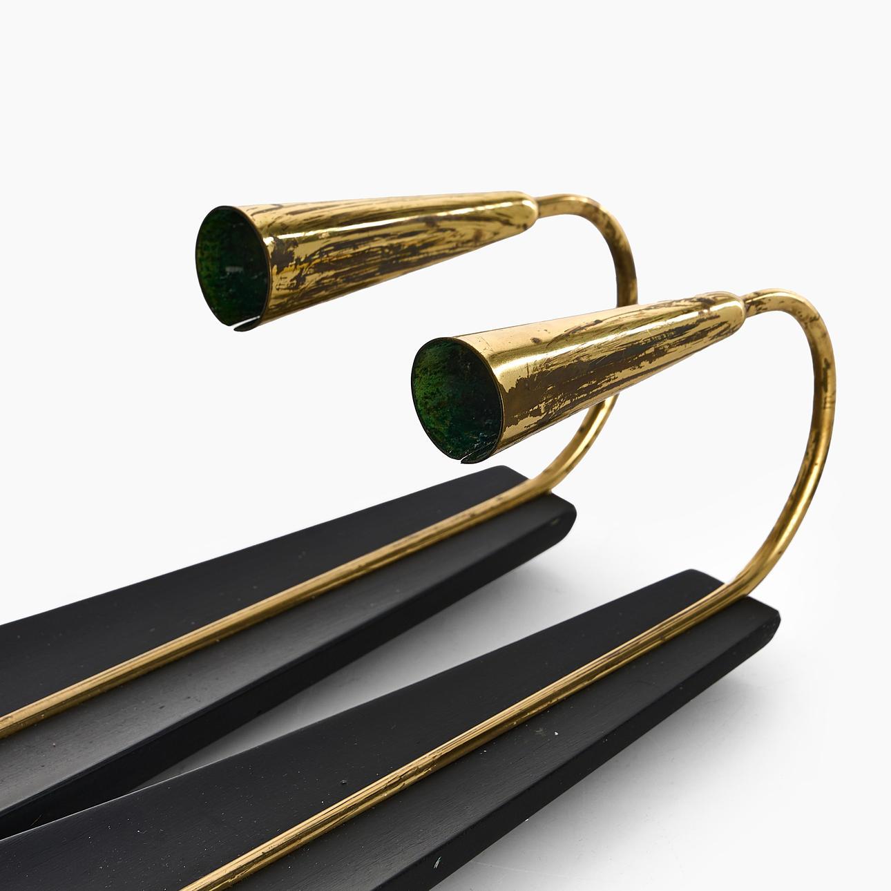 Scandinavo moderno Applique moderne svedesi in ottone e legno scolpito di Gösta Ahrneberg, anni '50 in vendita