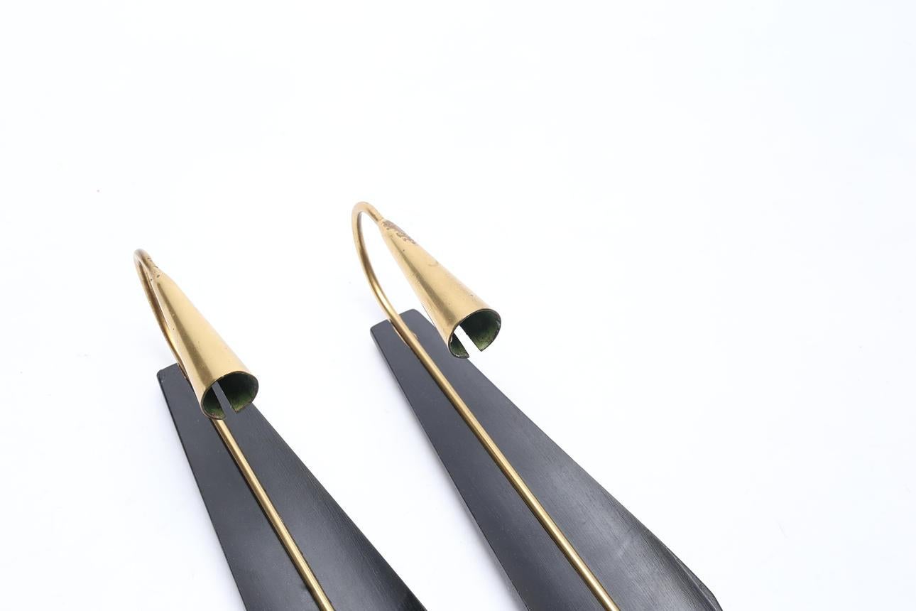 Metà XX secolo Applique moderne svedesi in ottone e legno scolpito di Gösta Ahrneberg, anni '50 in vendita