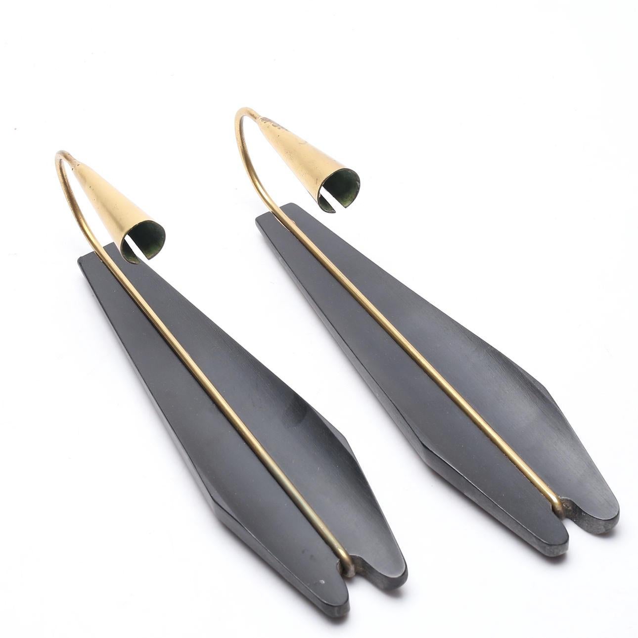 Ottone Applique moderne svedesi in ottone e legno scolpito di Gösta Ahrneberg, anni '50 in vendita