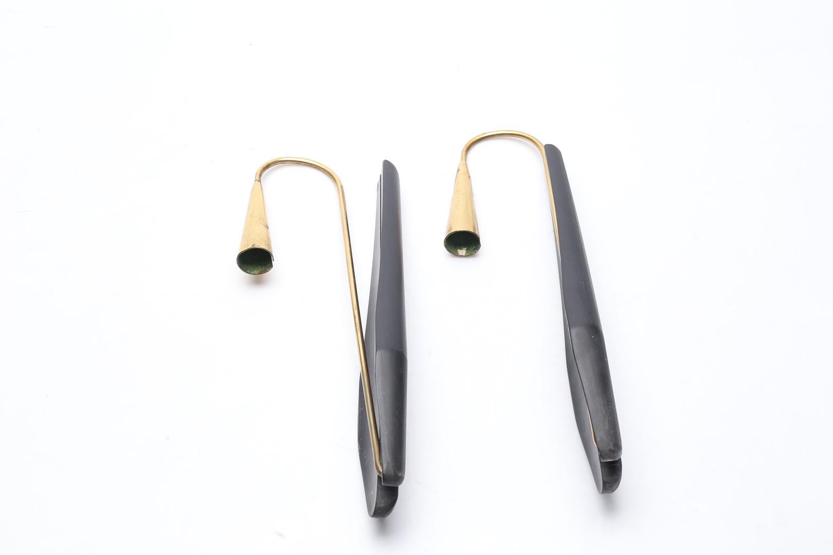 Applique moderne svedesi in ottone e legno scolpito di Gösta Ahrneberg, anni '50 in vendita 1