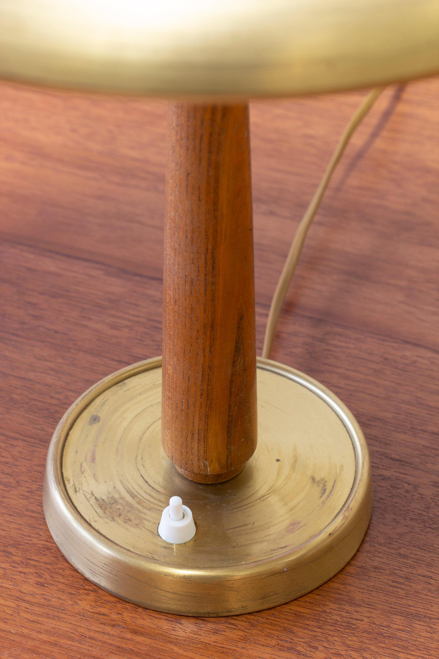 Swedish Modern brass table lamp 30331 by Bertil Brisborg, Nordiska Kompaniet, NK In Good Condition For Sale In Hägersten, SE