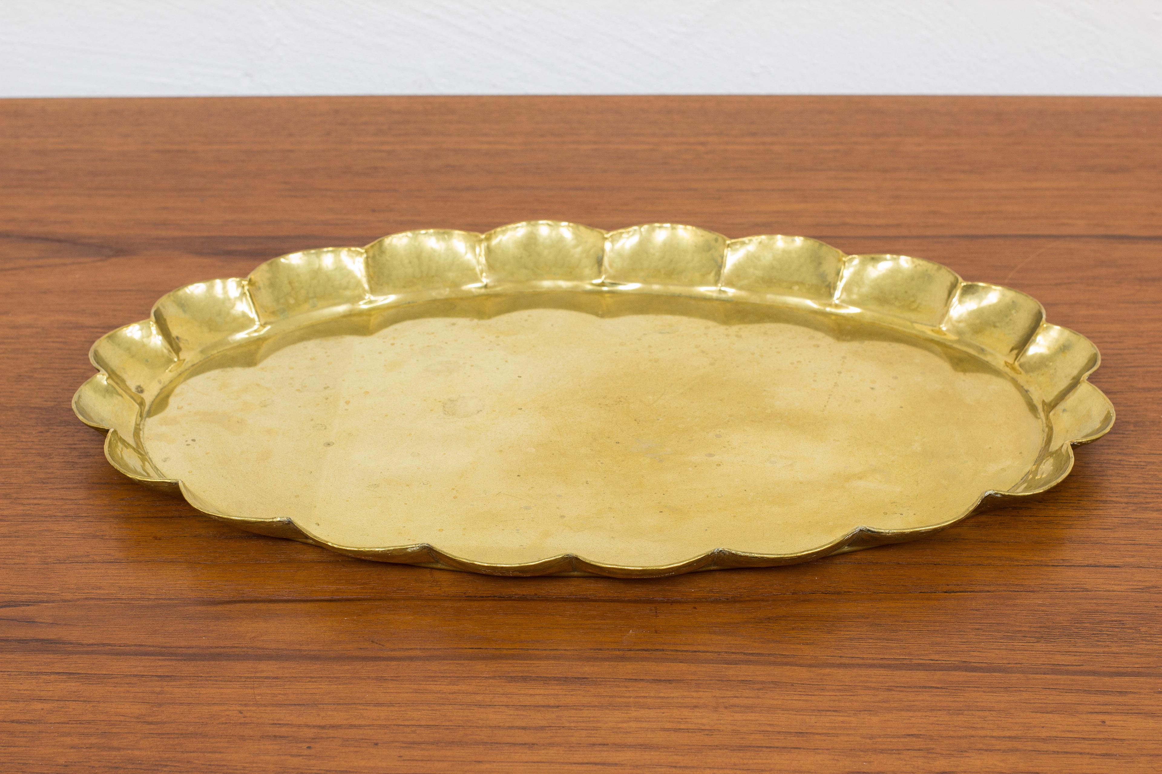 Hand made brass tray made by Lars Holmström. Produced by his own workshop Arvika Konsthantverk during the 1940s. Made from solid brass with patina. Very good vintage condition with few signs of age related wear and patina.

Lars Holmström was a